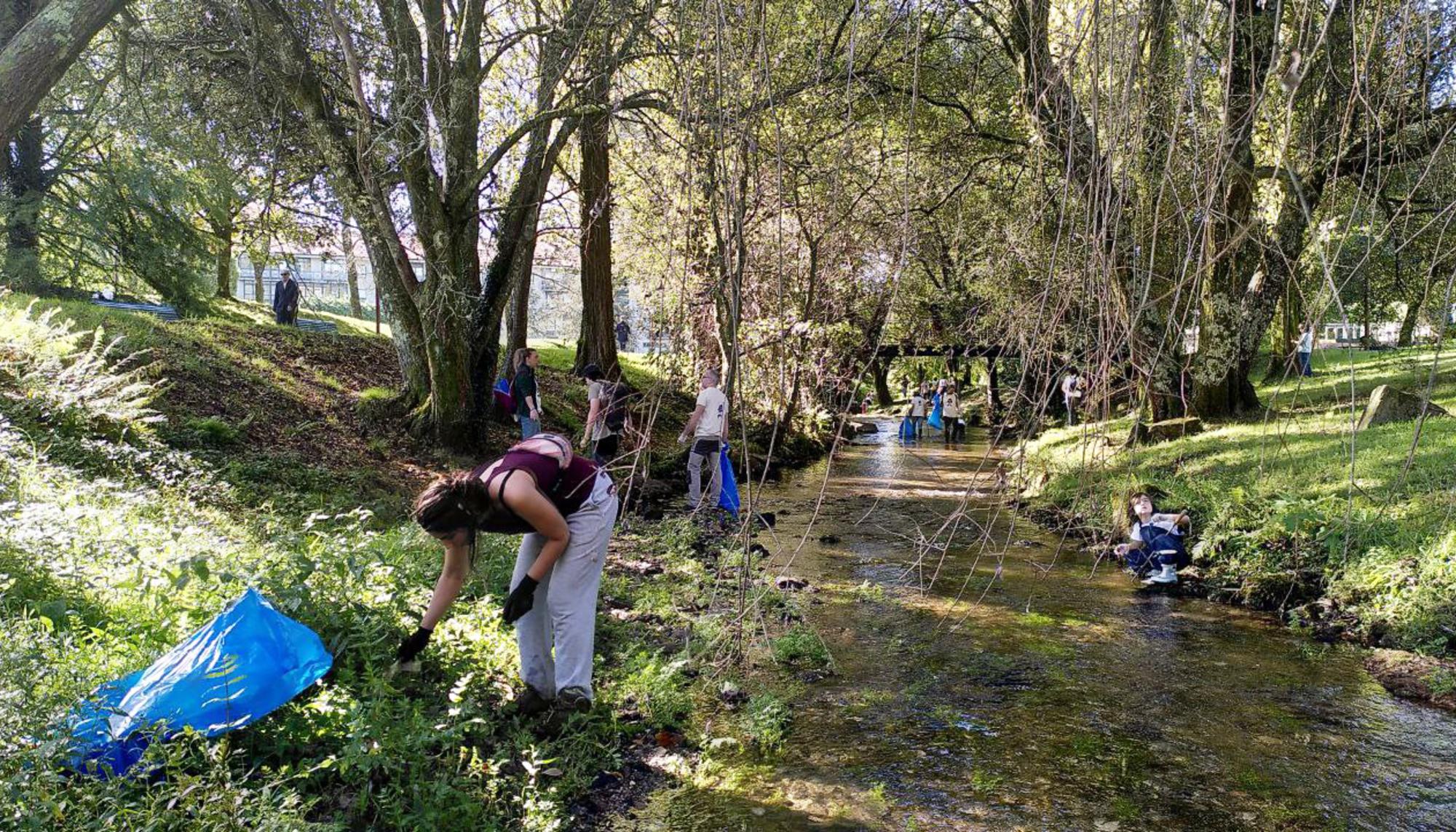 Voluntarias limpando río Sarela