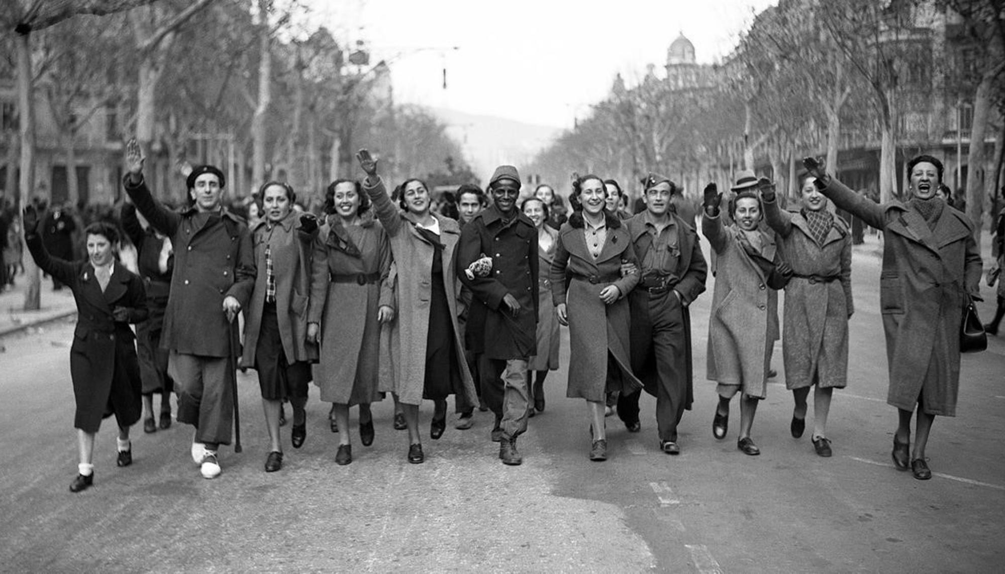 Mujeres barcelonesas celebran la ocupación de la ciudad por las tropas golpistas