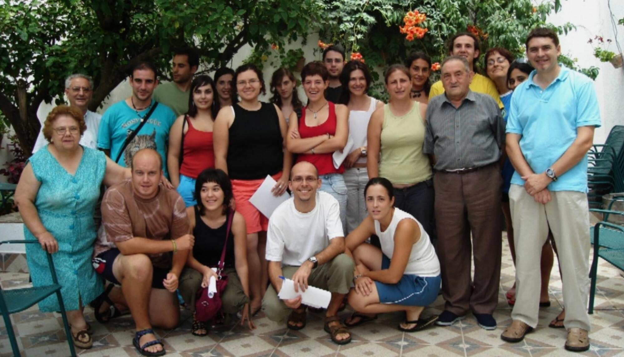 Participantes en el Campo de Trabajo de Memoria Histórica de cabeza la Vaca, con familiares de víctimas, 2006. Ángel Olmedo Alonso