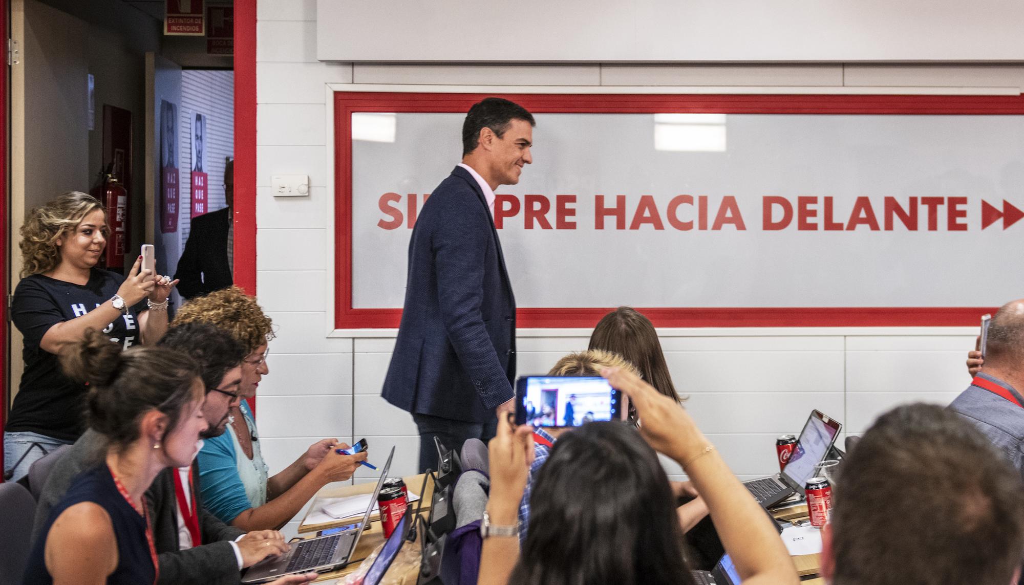 Comparecencia de Pedro Sánchez y Josep Borrell en la sede del PSOE en Madrid, tras las elecciones. 