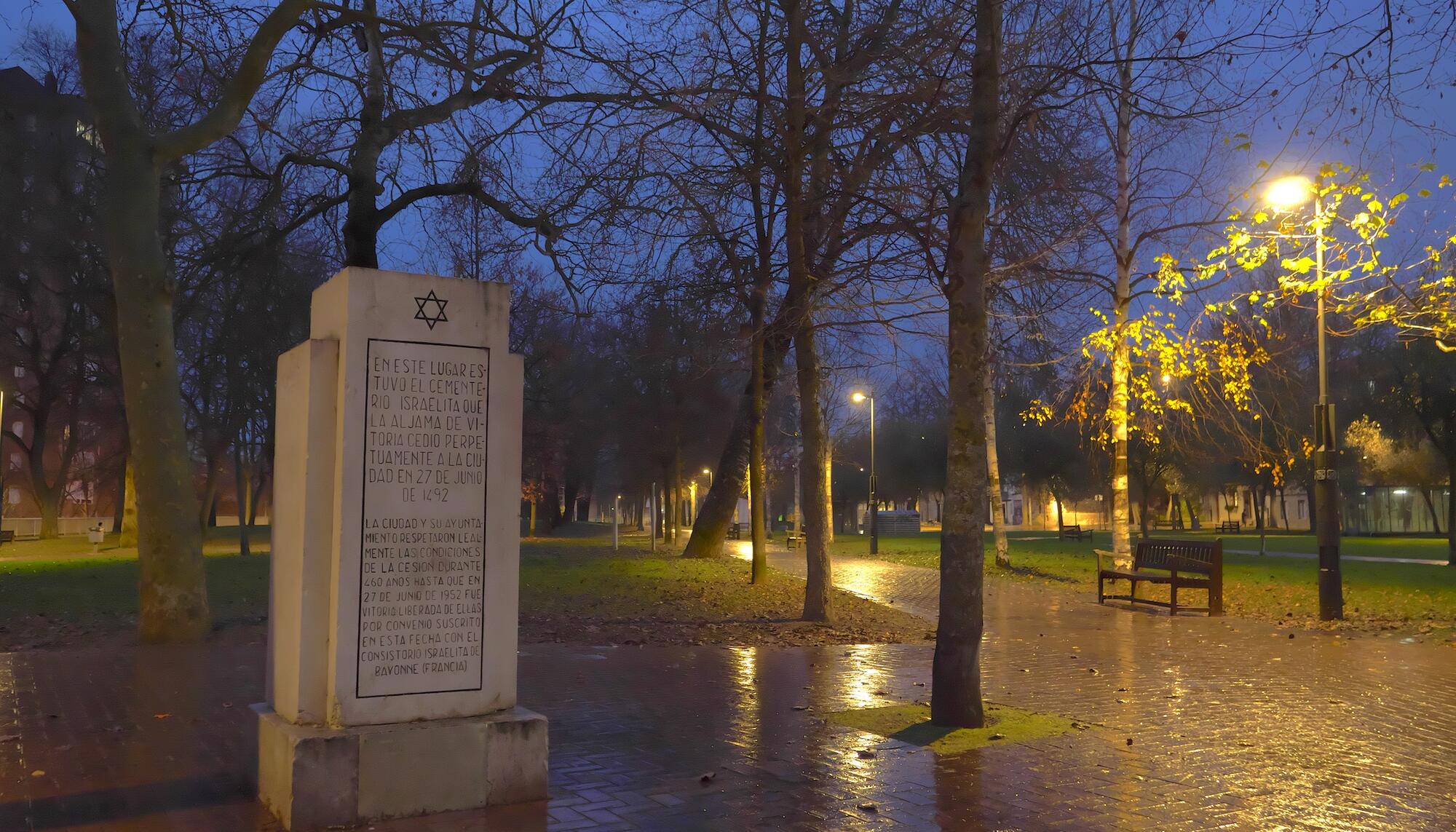 Monolito en memoria del antiguo cementerio judío de Vitoria-Gasteiz