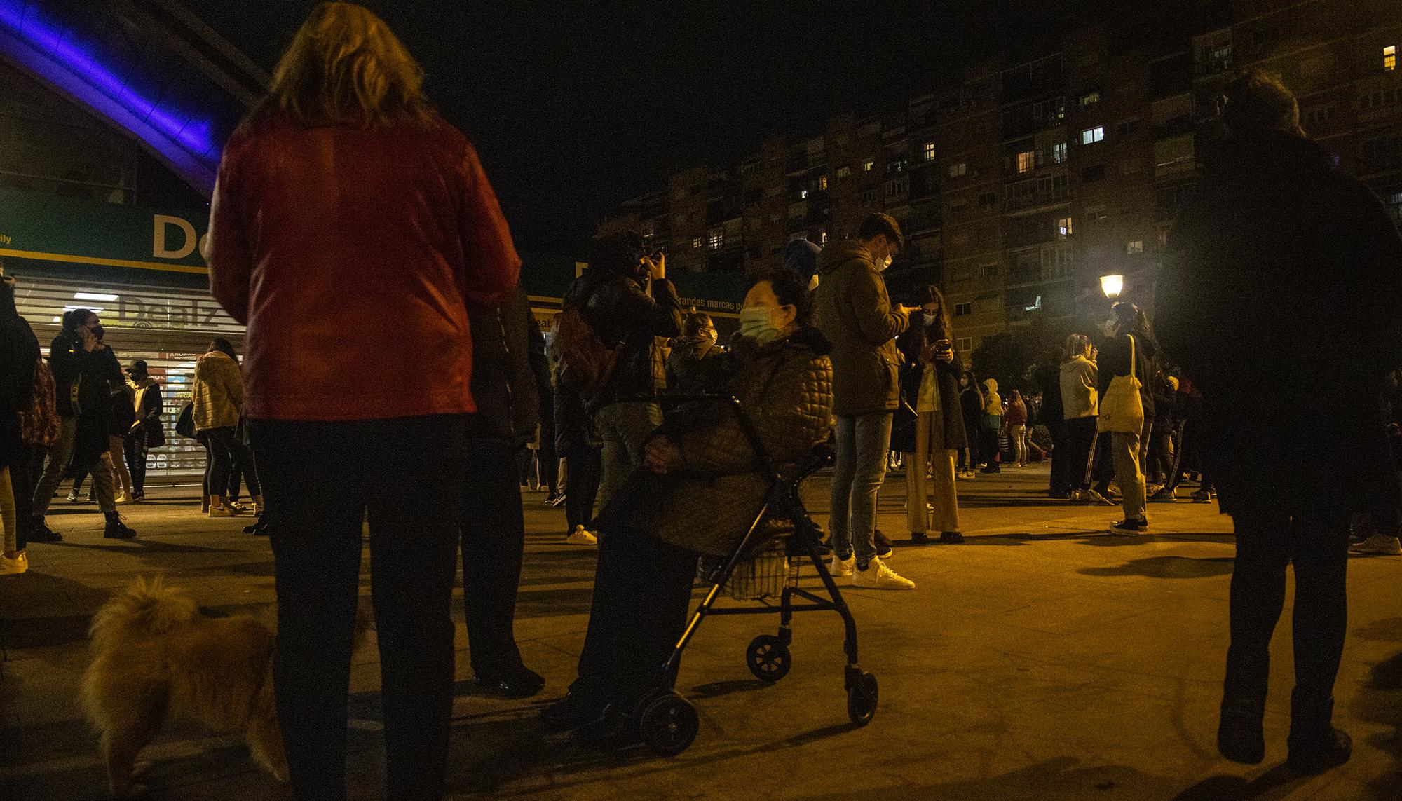 Cientos de granadinos salen a la calle a causa de los terremotos de esta noche - 5