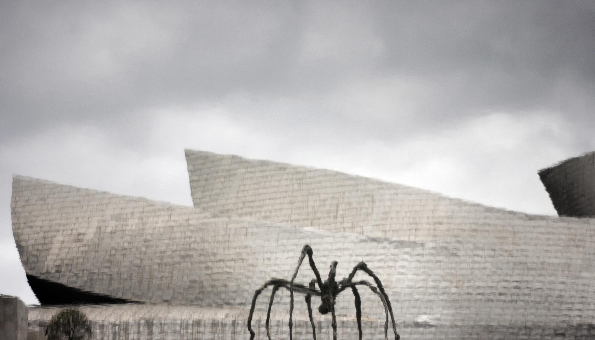 Reflejo de la fachada del Museo Guggenheim en Bilbao