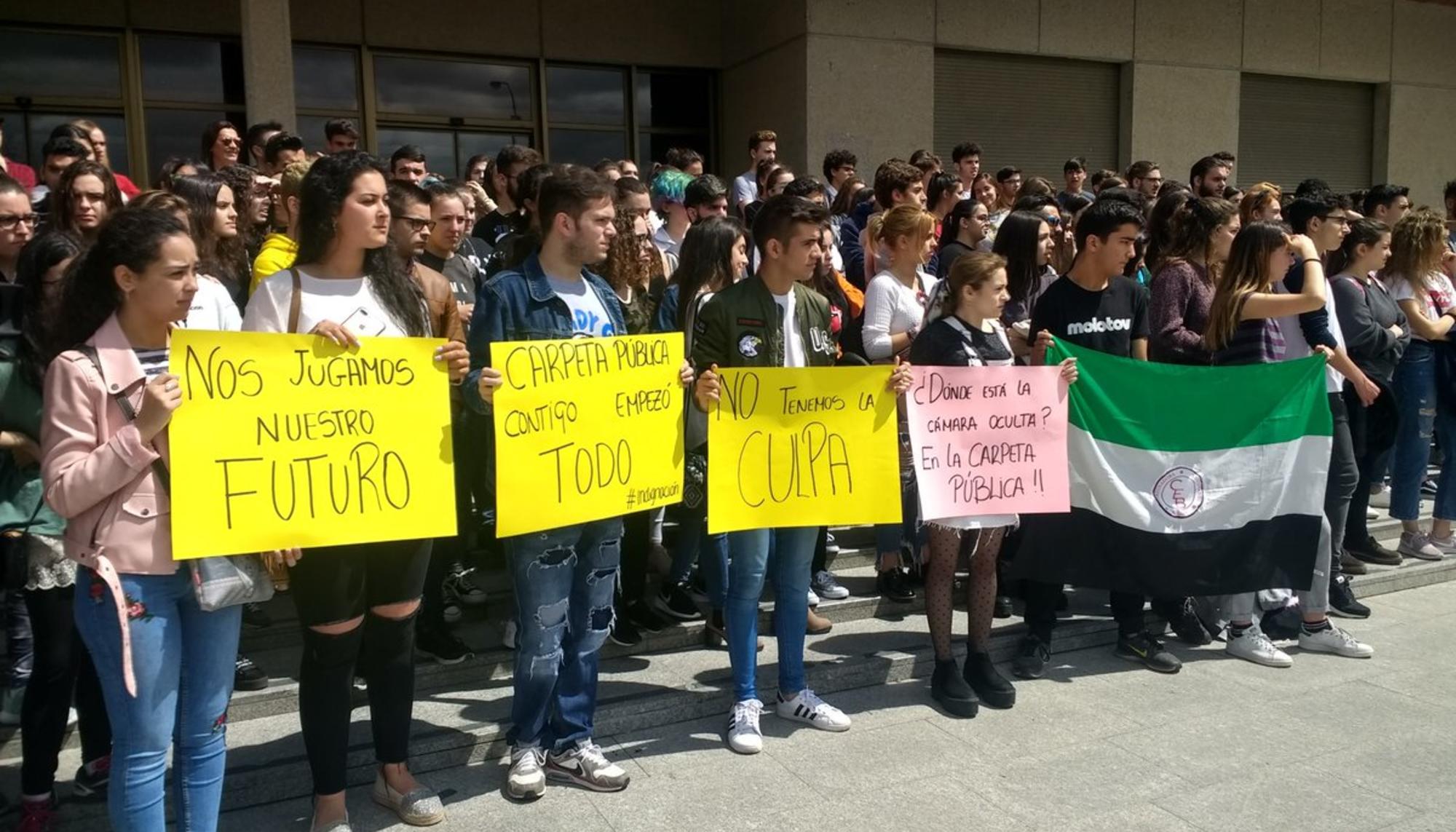 Estudiantes de Badajoz contra la repetición de exámenes de la EBAU
