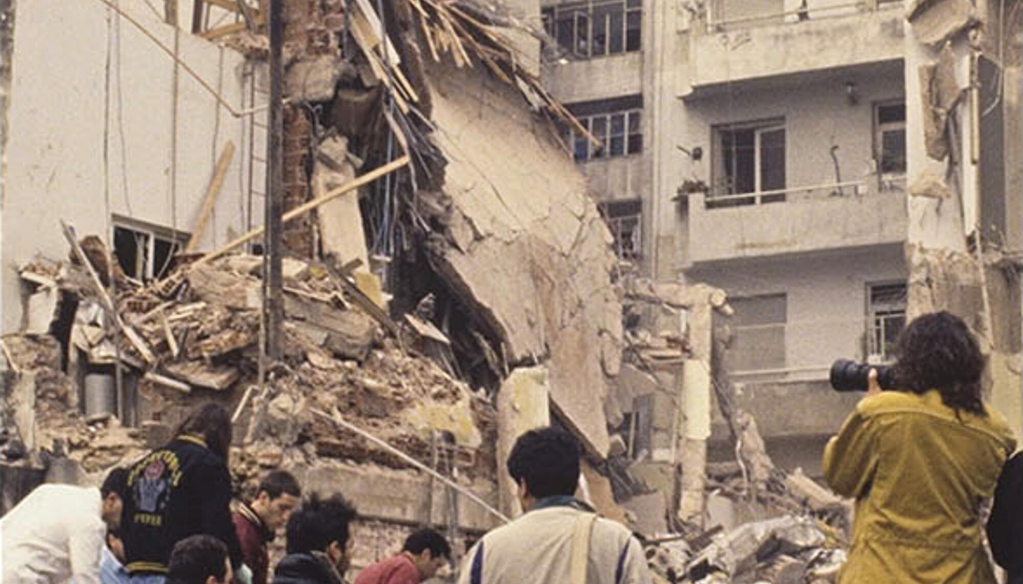 En el atentado contra la Asociación Mutual Israelita Argentina (AMIA), el 18 de julio de 1994, murieron 85 personas y otras 300 resultaron heridas.