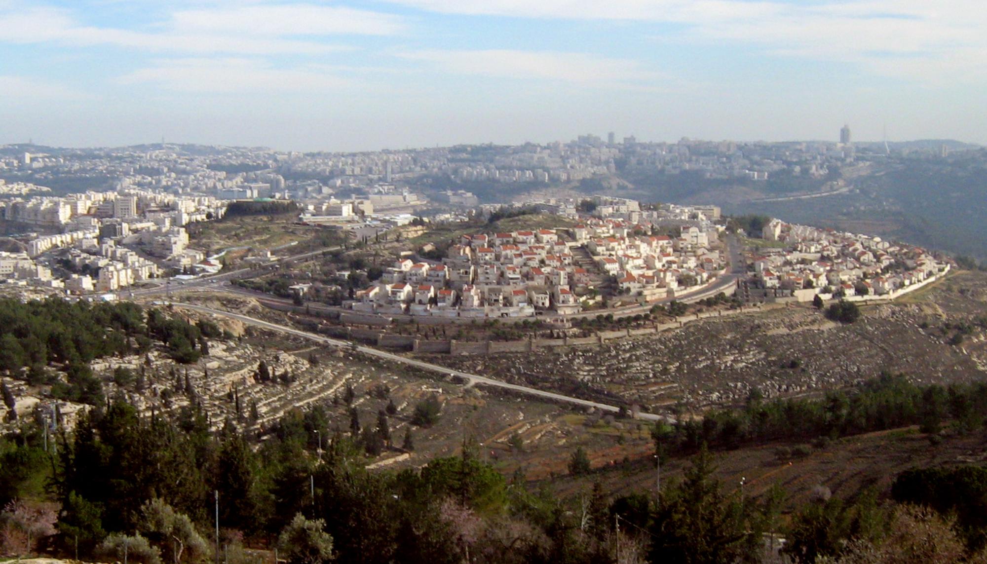 Los asentamientos ilegales de Ramot, en el norte de Jerusalén.