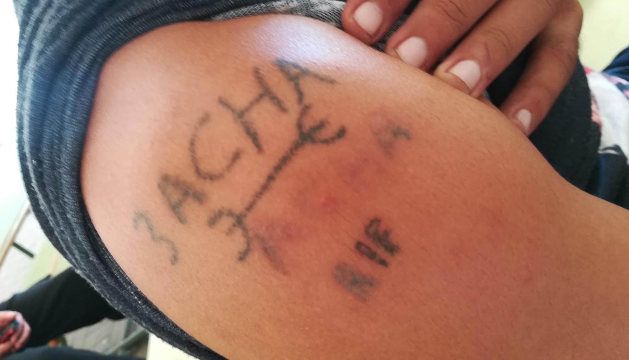 Durante su estancia en Madrid, El Annabi muestra el tatuaje que se hizo en la cárcel de Fez