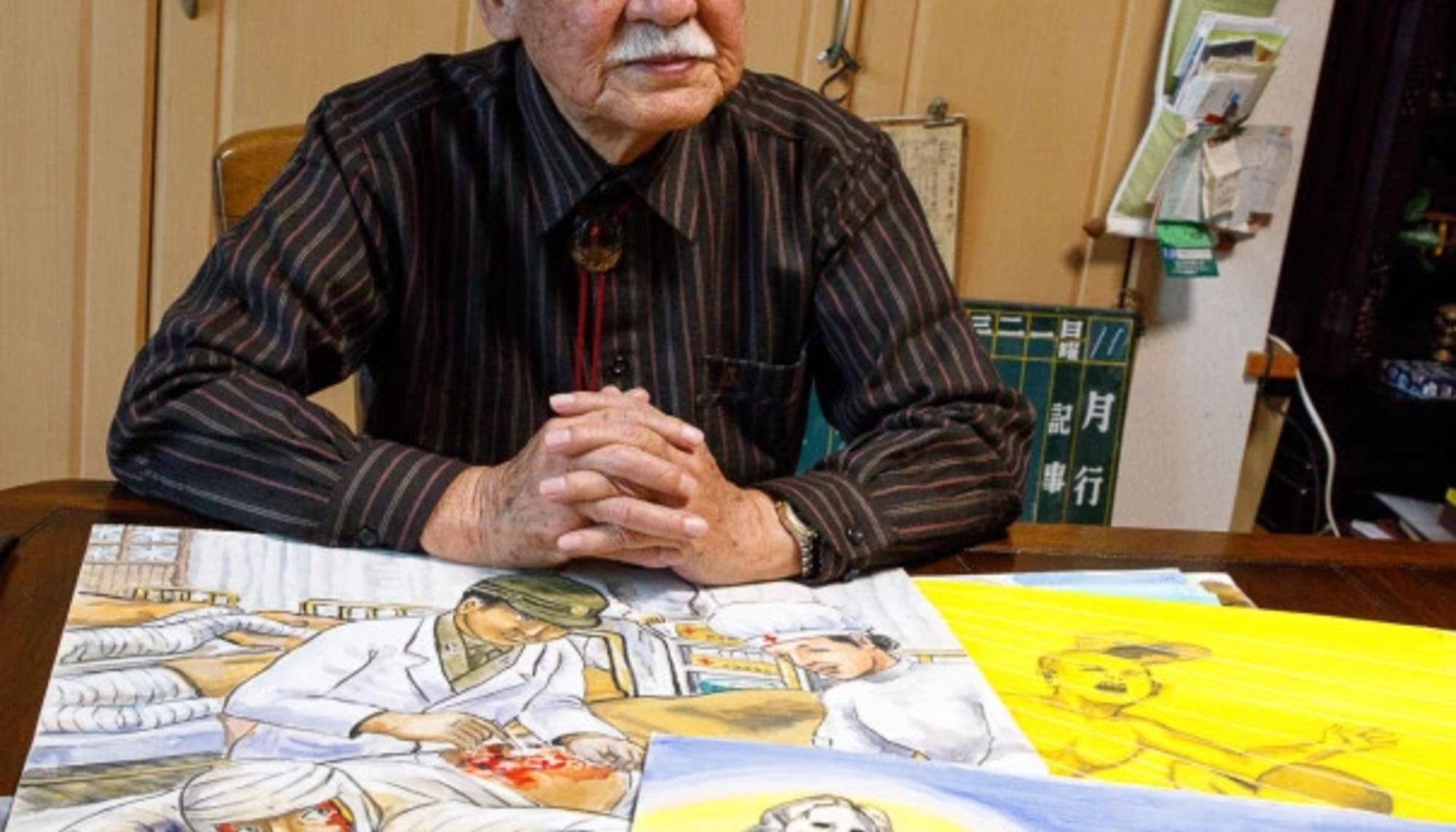 Hibakusha de Nagasaki, Yukio Inoue, con sus dibujos retratando varias experiencias de supervivientes de las bombas atómicas. Fuente: Beyond Nuclear International