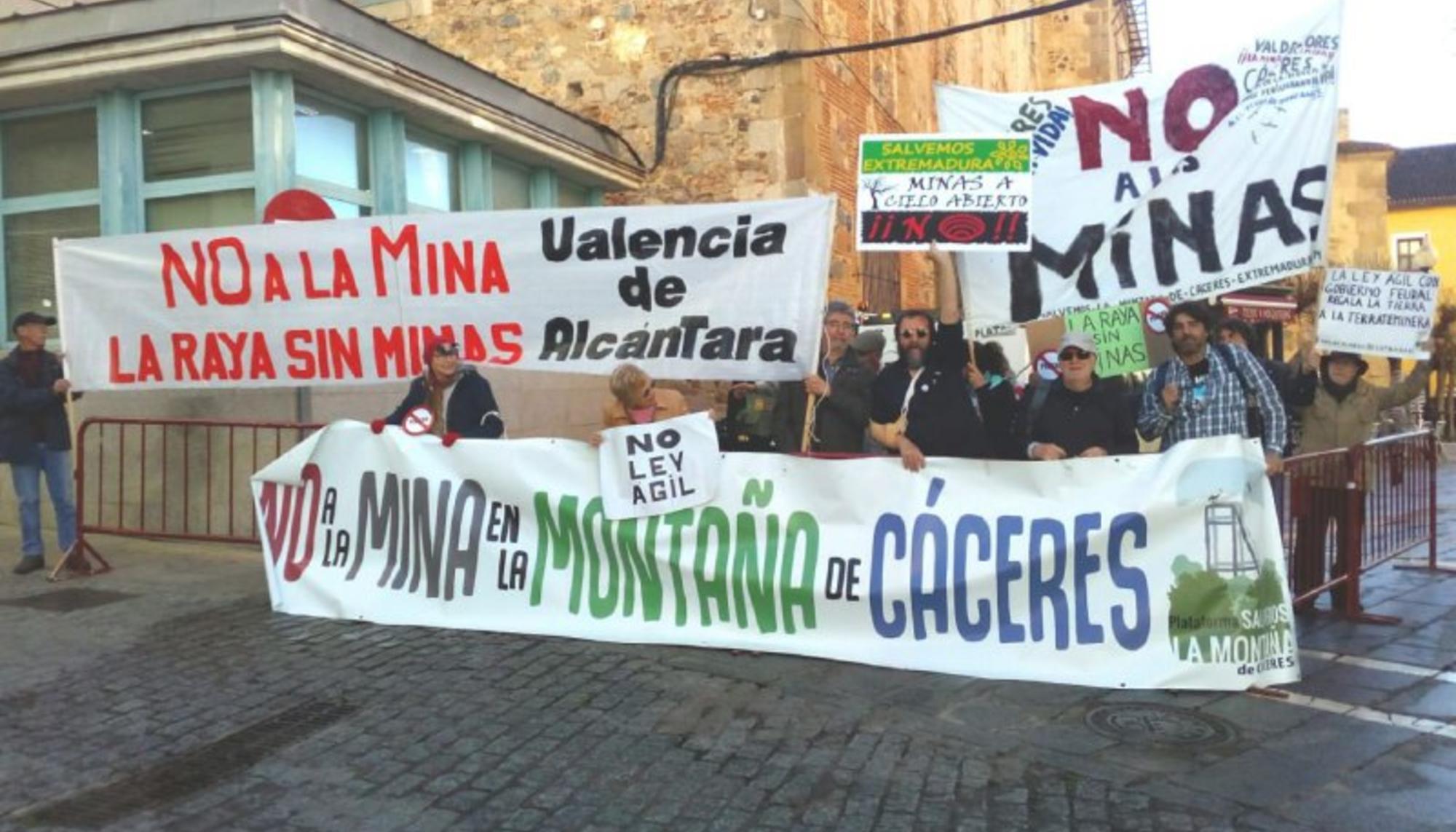 Activistas de la Plataforma Salvemos la Montaña de Cáceres