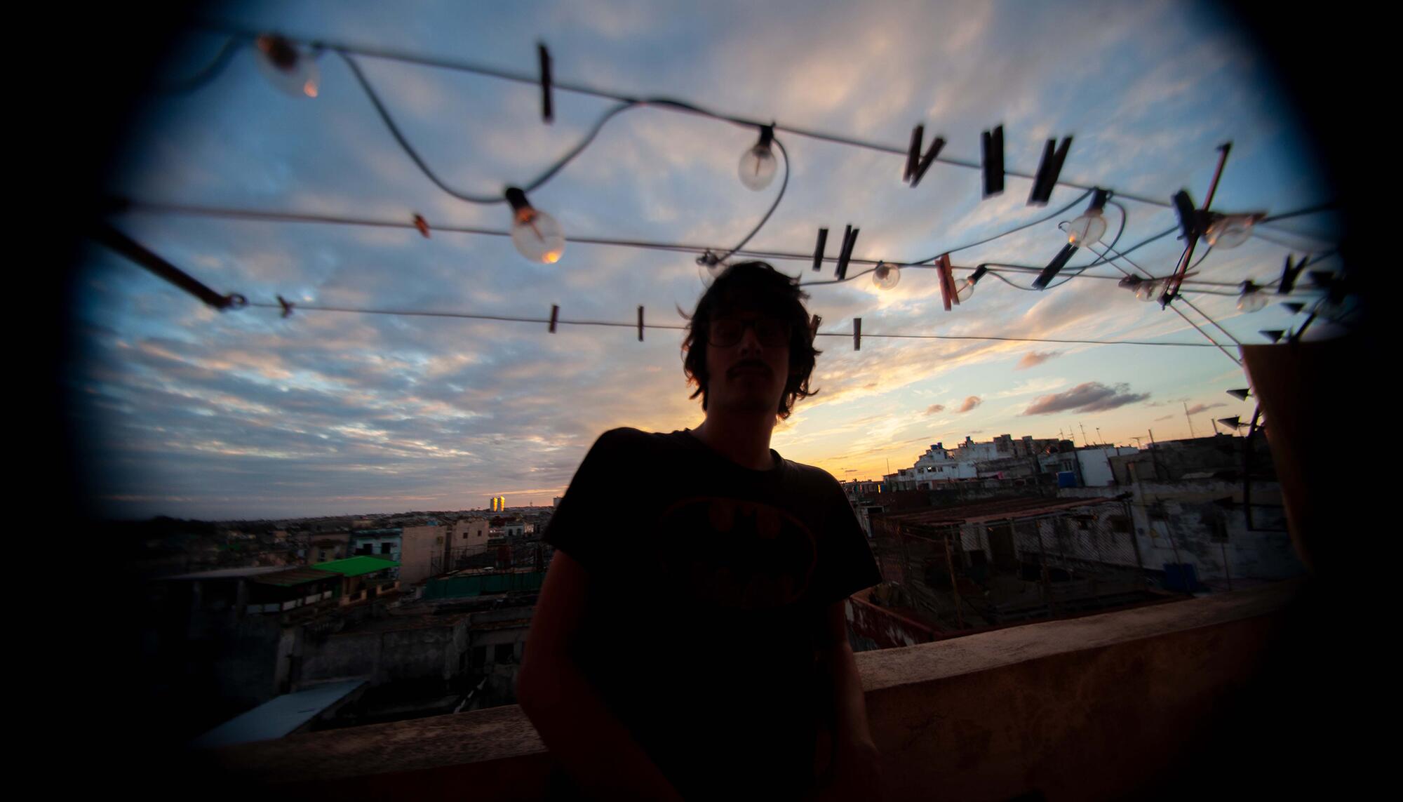 Raúl, estudiante de Medicina de 20 años, aprovecha cada rayo de sol para leer y realizar “autoestudio” compensatorio ante los cortes de electricidad..