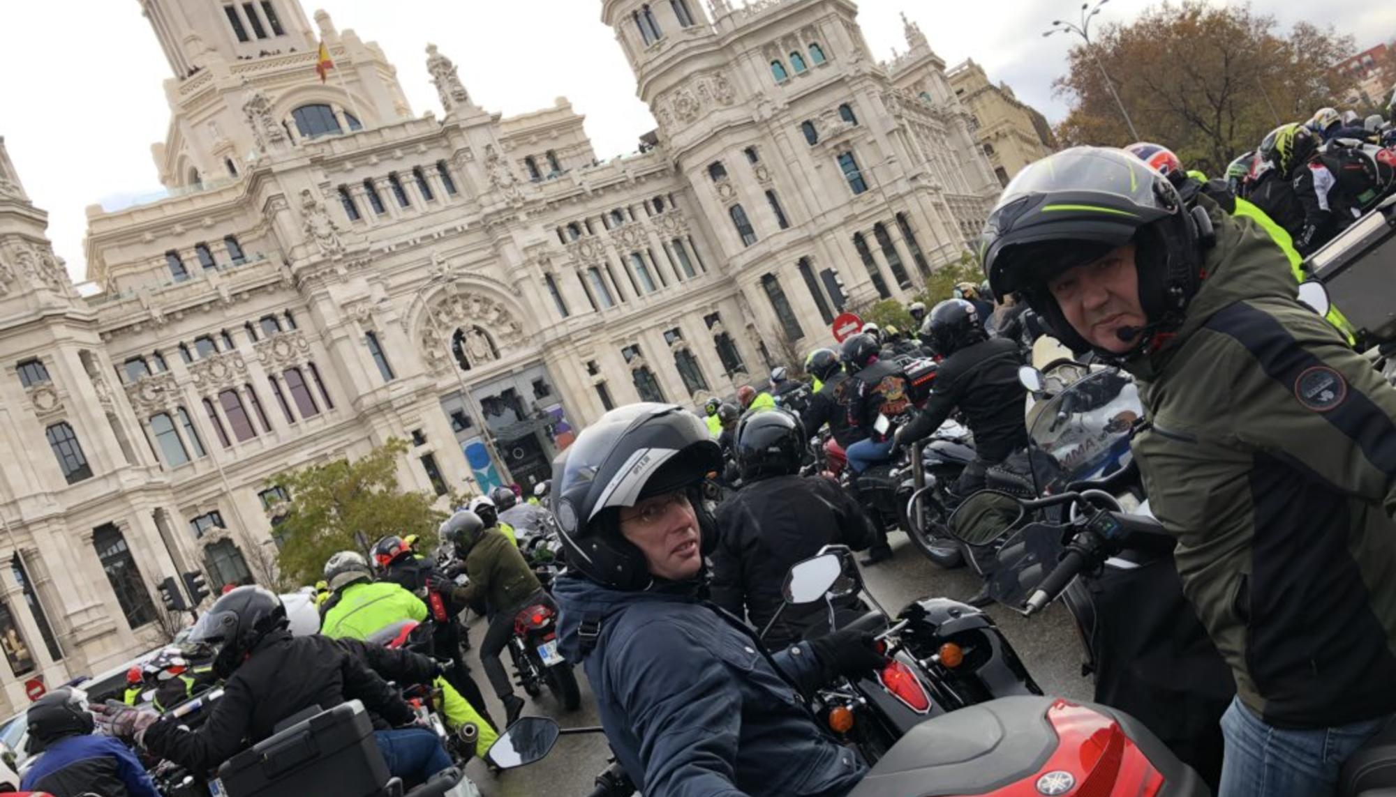 Jose Luis Martinez Almeida en motocicleta, con el Ayuntamiento de Madrid detrás