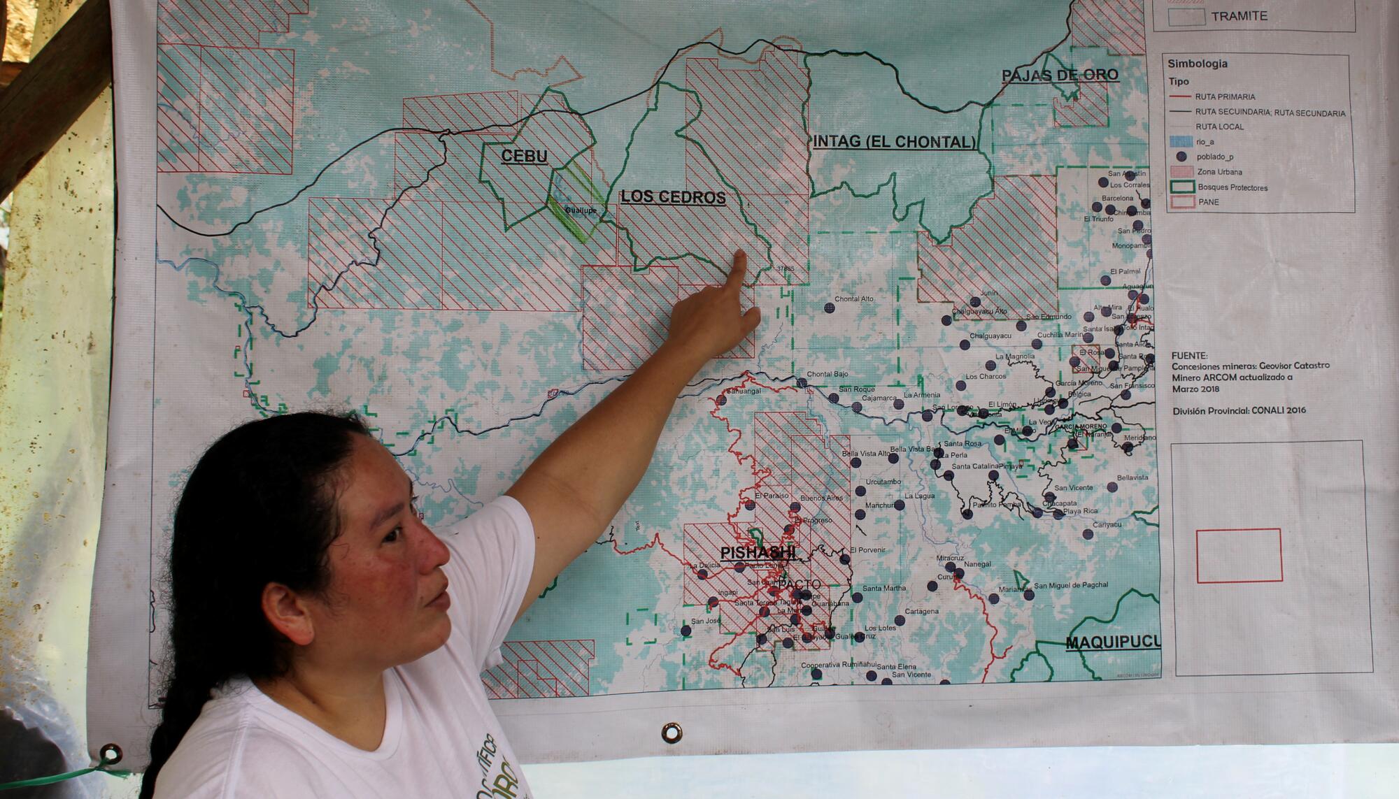 Sulma Sánchez indica en un mapa el área concesionada por los proyectos Río Magdalena.