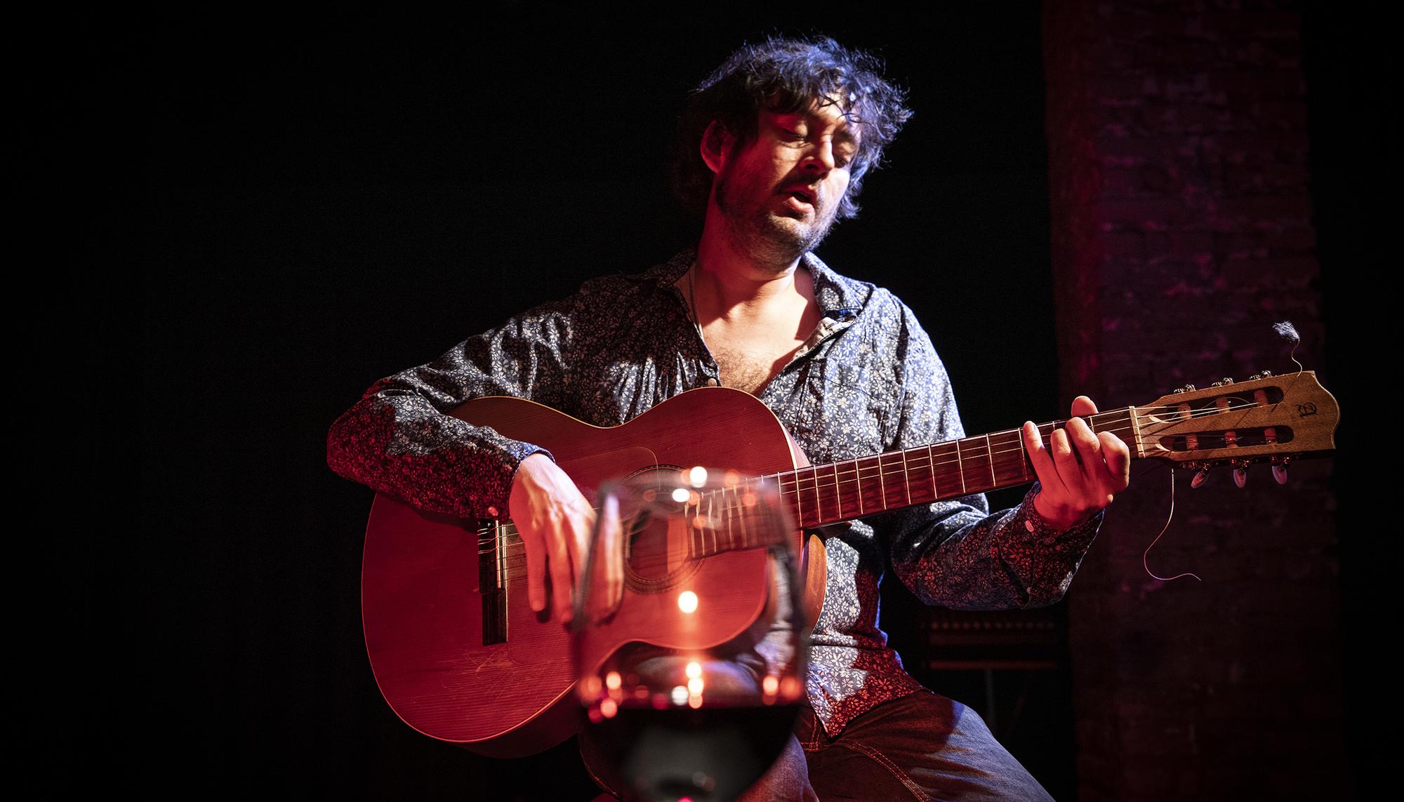 David Montañés, guitarra y copa de vino
