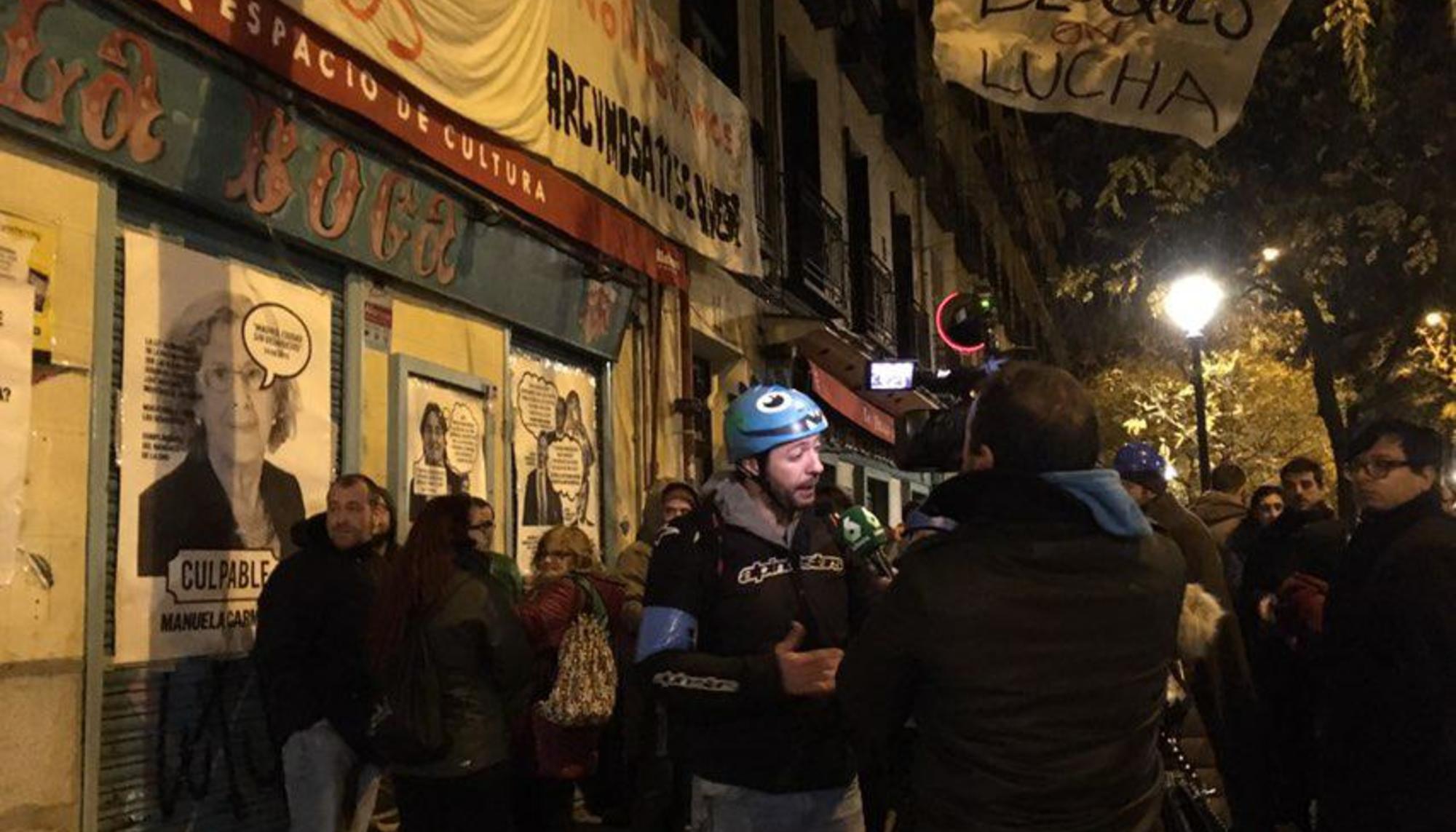 ‘Cascos azules’ para impedir el desahucio de Pepi en Argumosa 11, Madrid