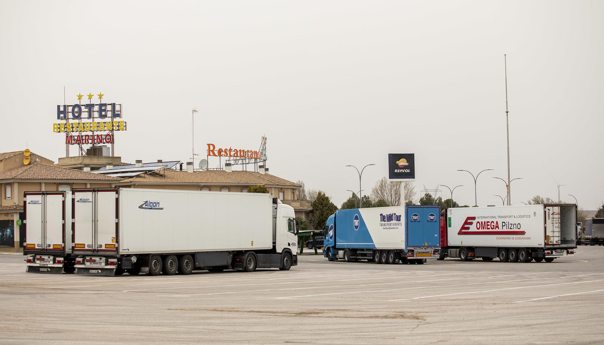Camiones aparcados gasolinera