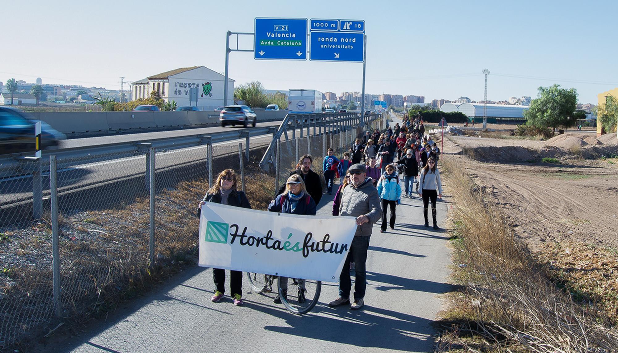 Grupo de asistentes a la paseada organizada por el colectivo Por l'Horta andan por el margen oeste de la V-21 el pasado 3 de diciembre de 2017