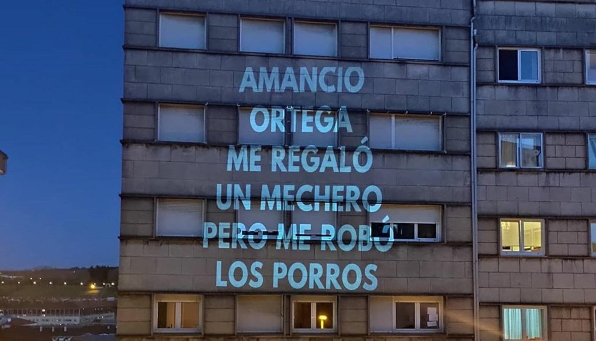 Proyección artística en Santiago de Compostela sobre la supuesta filantropía del dueño de Inditex y hombre más rico de España.