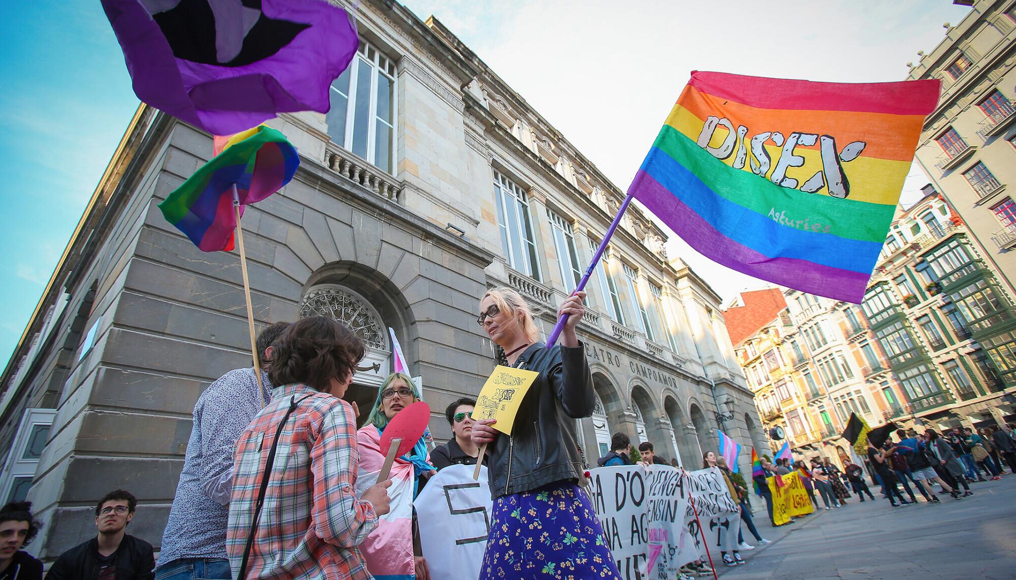 Concentración LGTBIfobia Teatro Campoamor Oviedo