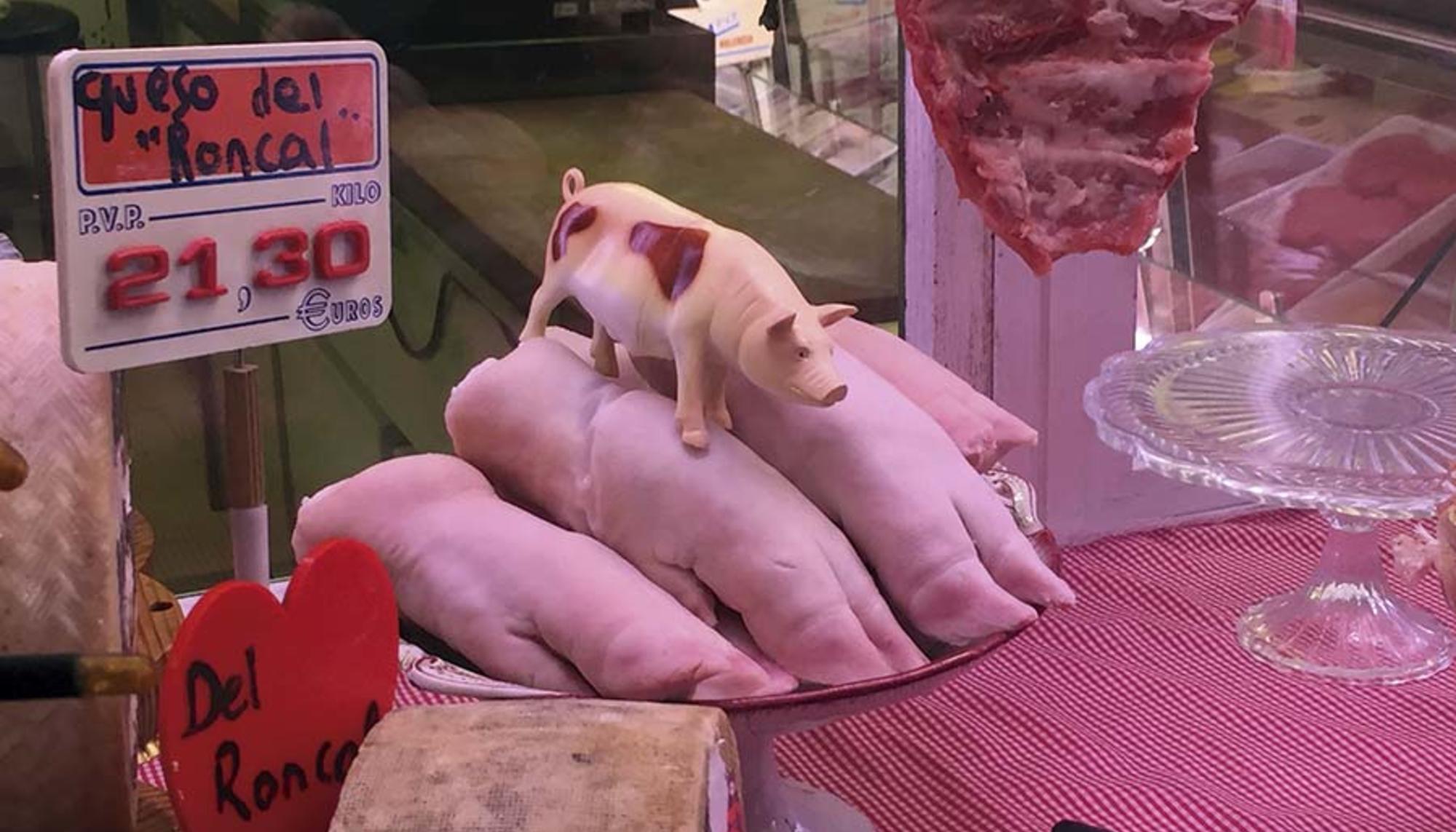 Manos de cerdo en una carnicería