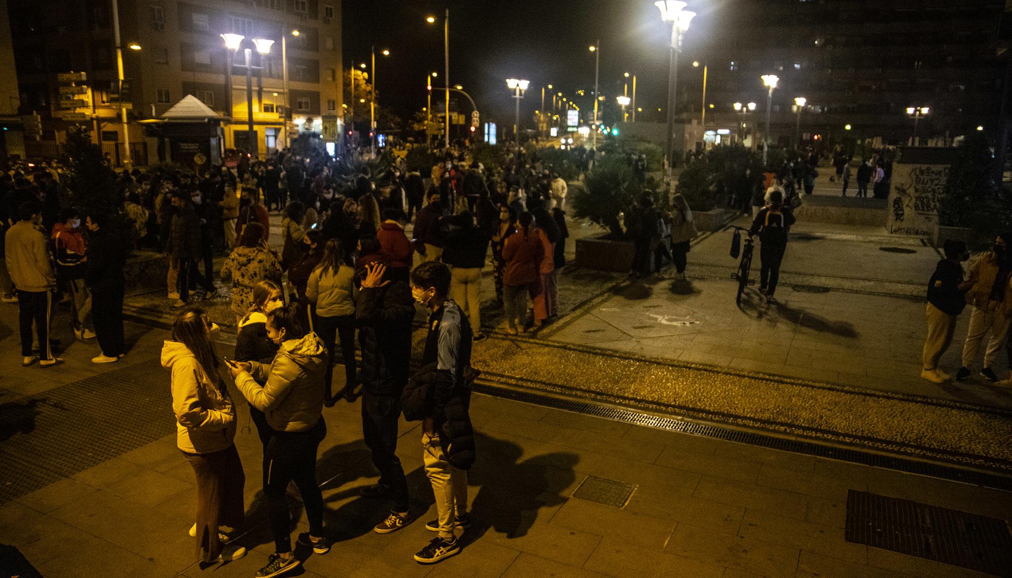 Cientos de granadinos salen a la calle a causa de los terremotos de esta noche - 11