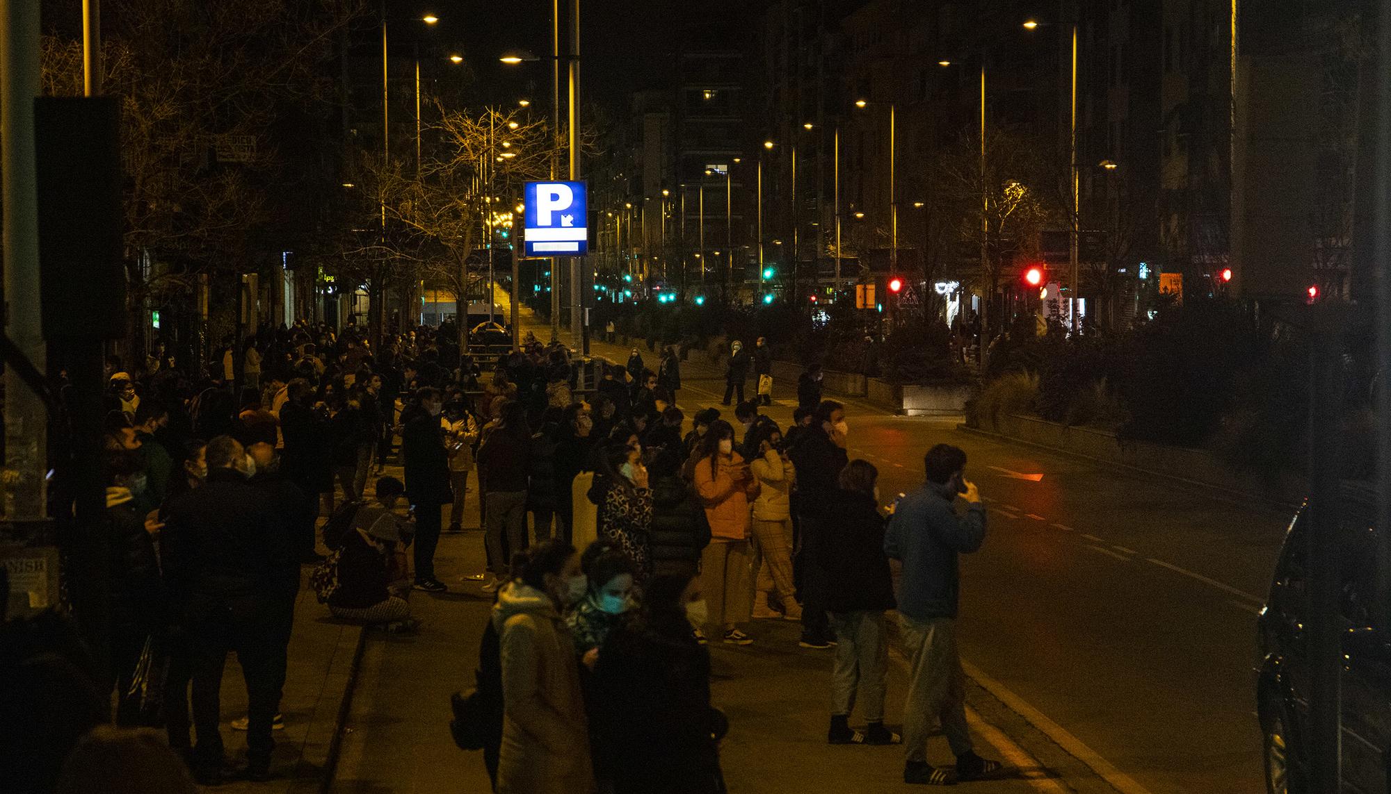 Cientos de granadinos salen a la calle a causa de los terremotos de esta noche - 4