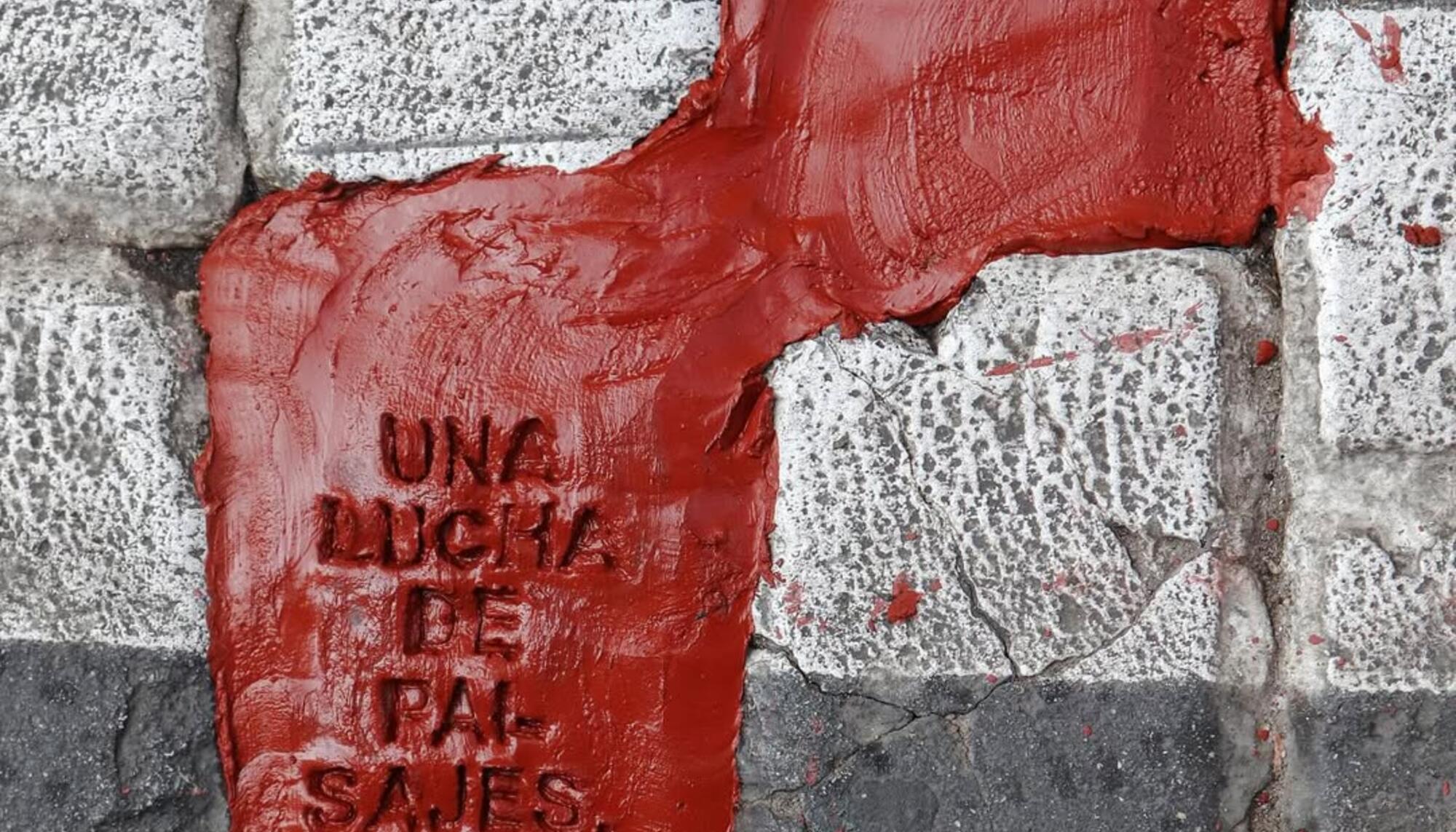 Una intervención del artista Iván Argote en una calle de Madrid