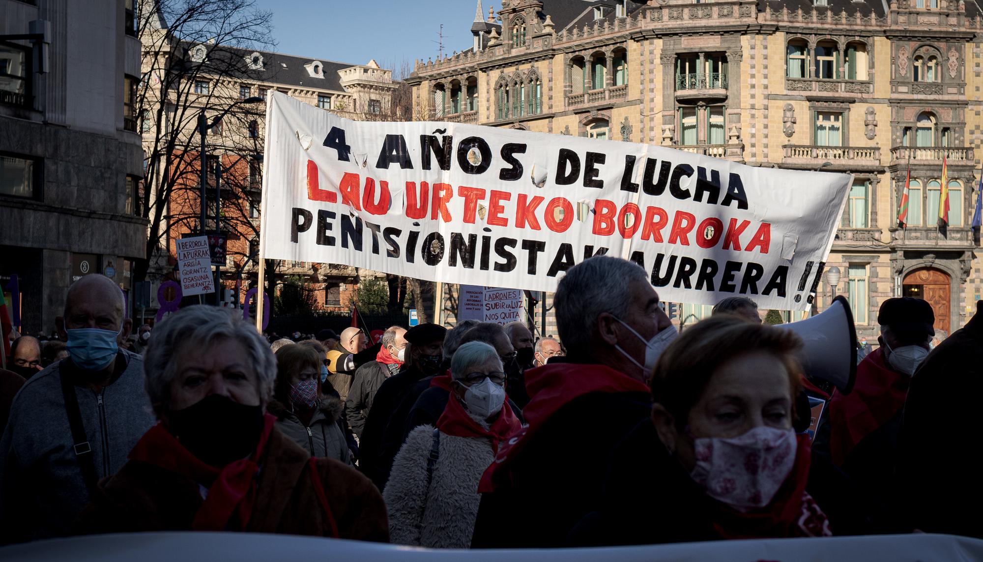 Manifestación cuarto aniversario Movimiento Pensionistas en Bilbao - 5