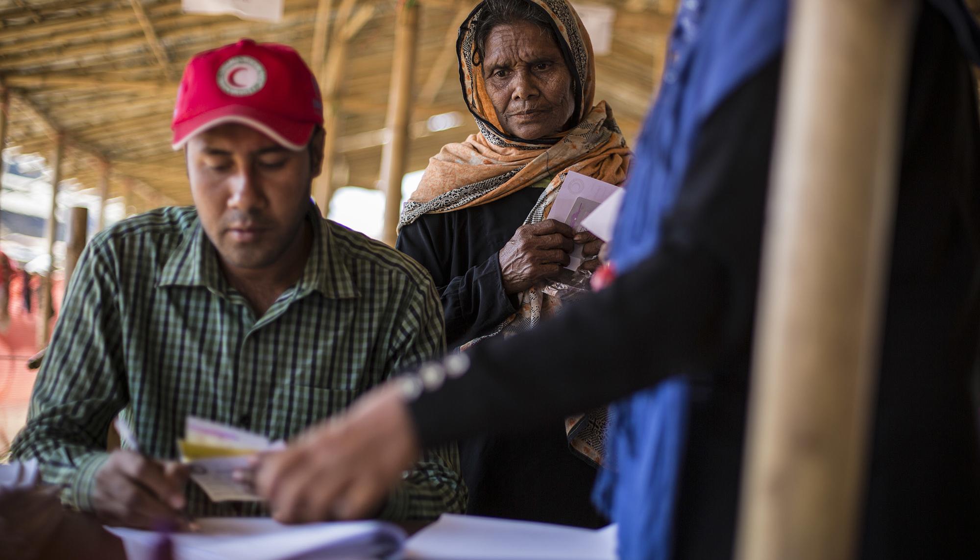 Reparto de alimentos ONG en campamento rohingya