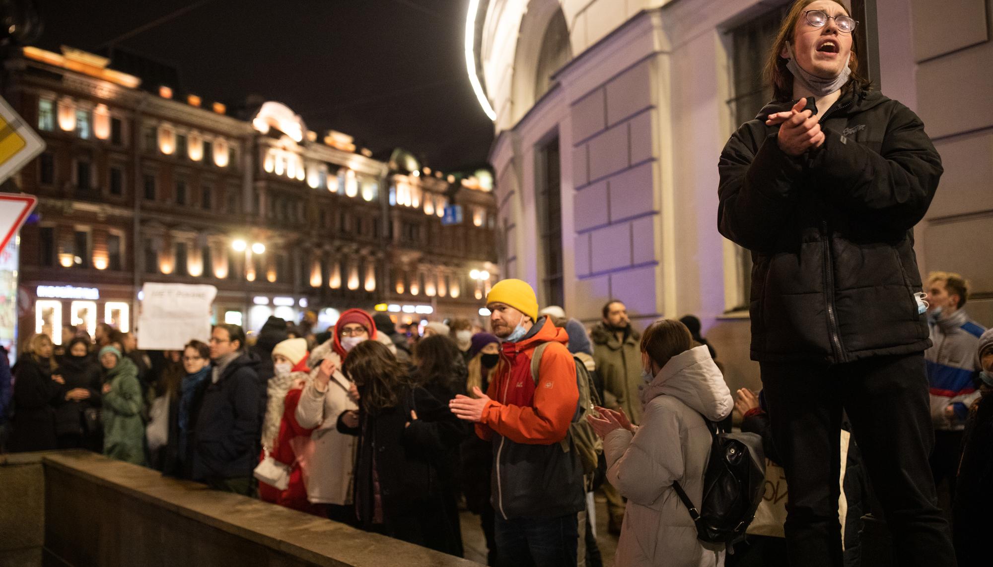 Miles de personas salieron a la calle en la primera manifestación contra  la guerra en las calles de San Petersburgo y otras ciudades rusas.