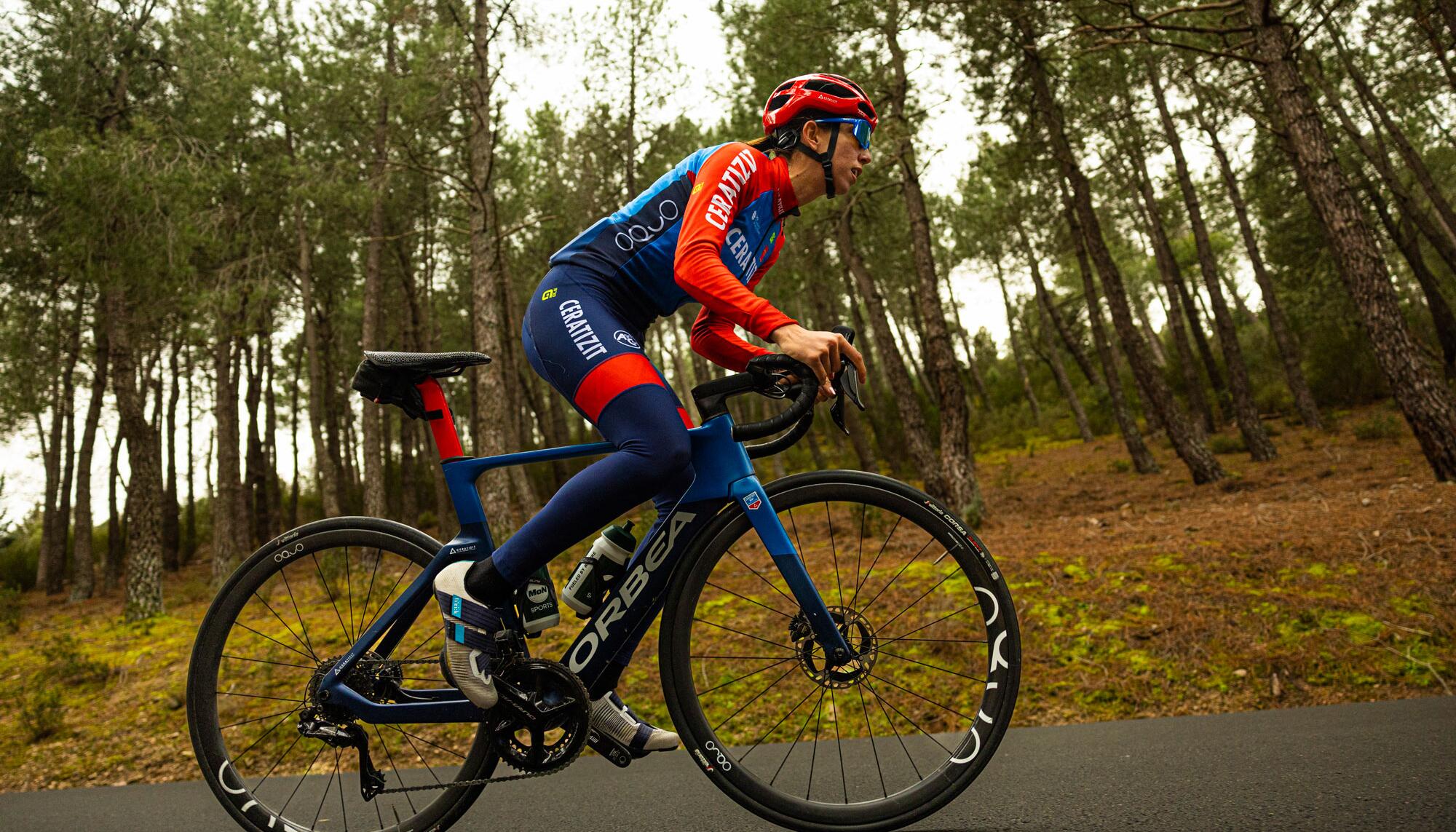 Sandra Alonso sube una rampa en la sierra de Madrid