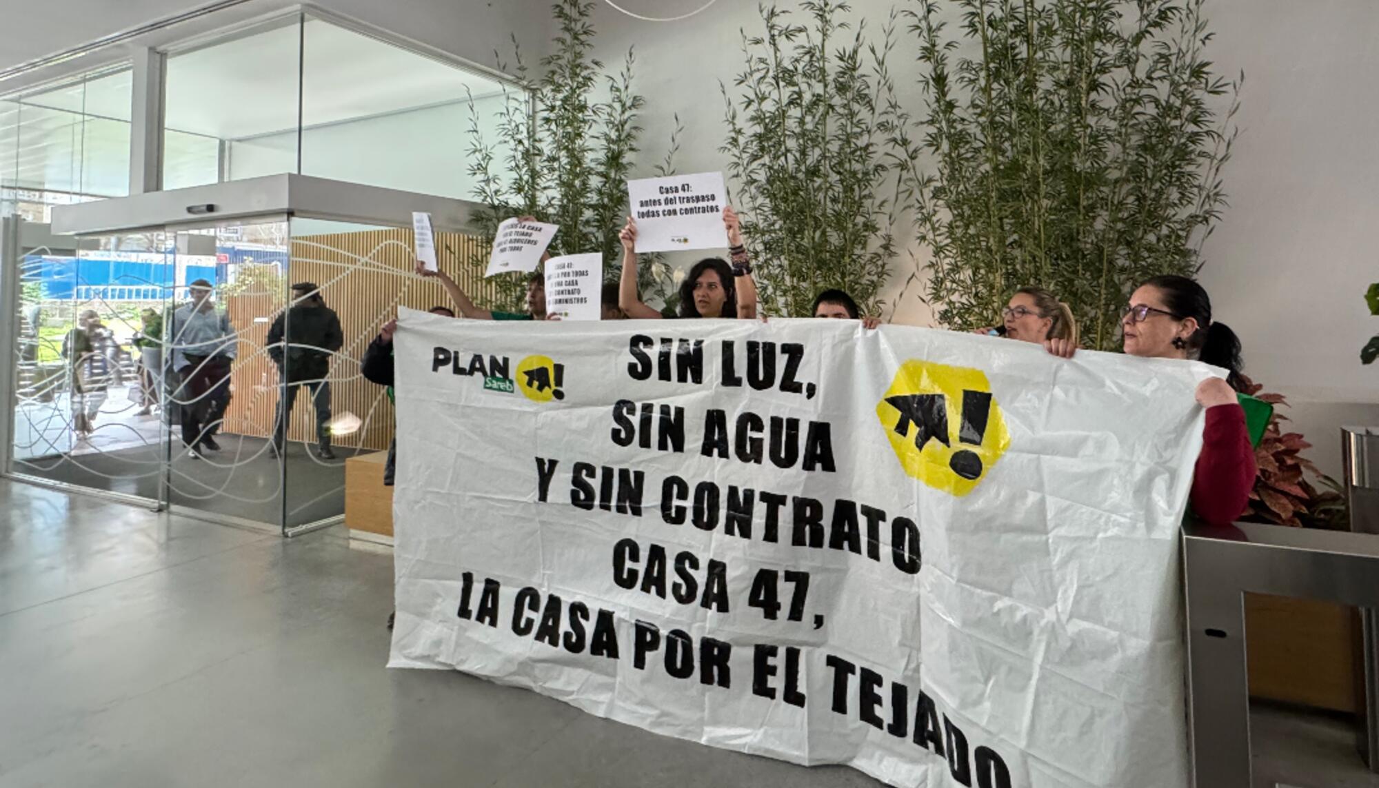 Una decenas de personas ha entrado en la futura sede de Casa47.