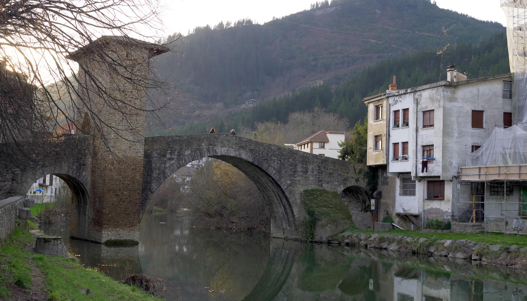 Puente de la Muza sobre el río Cadagua a su paso por Balmaseda