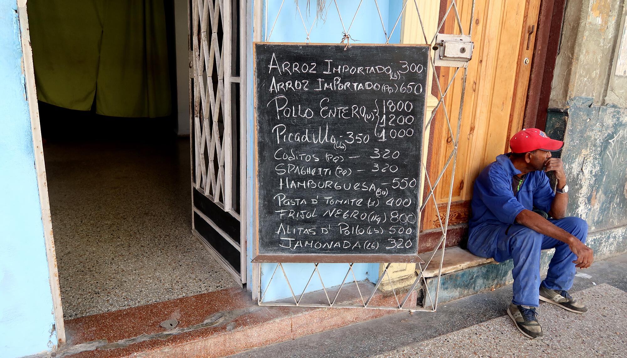 Precios en moneda nacional de alimentos en una tienda privada. La Habana. 