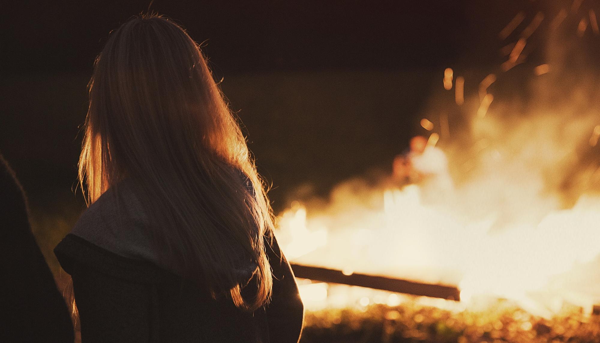 Mujer con fuego - Pixbay