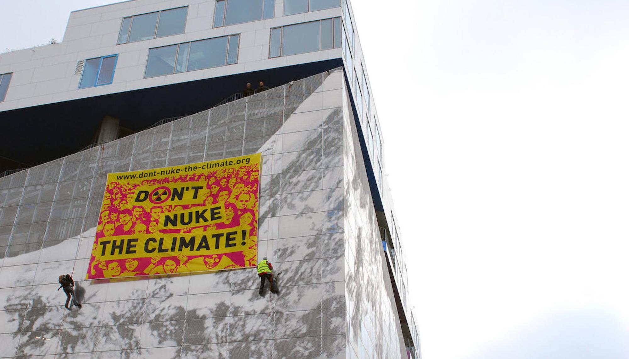 Pancarta ‘Don’t Nuke the Climate!’ en Copenhague, de sortirdunucleaire. Fuente: Beyond Nuclear International