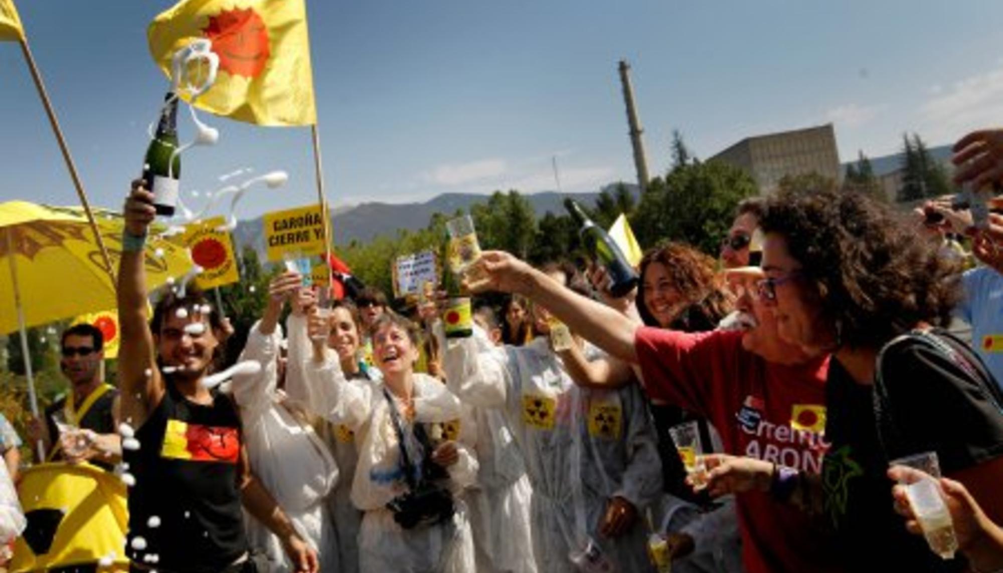Activistas celebran el cierre de Garoña