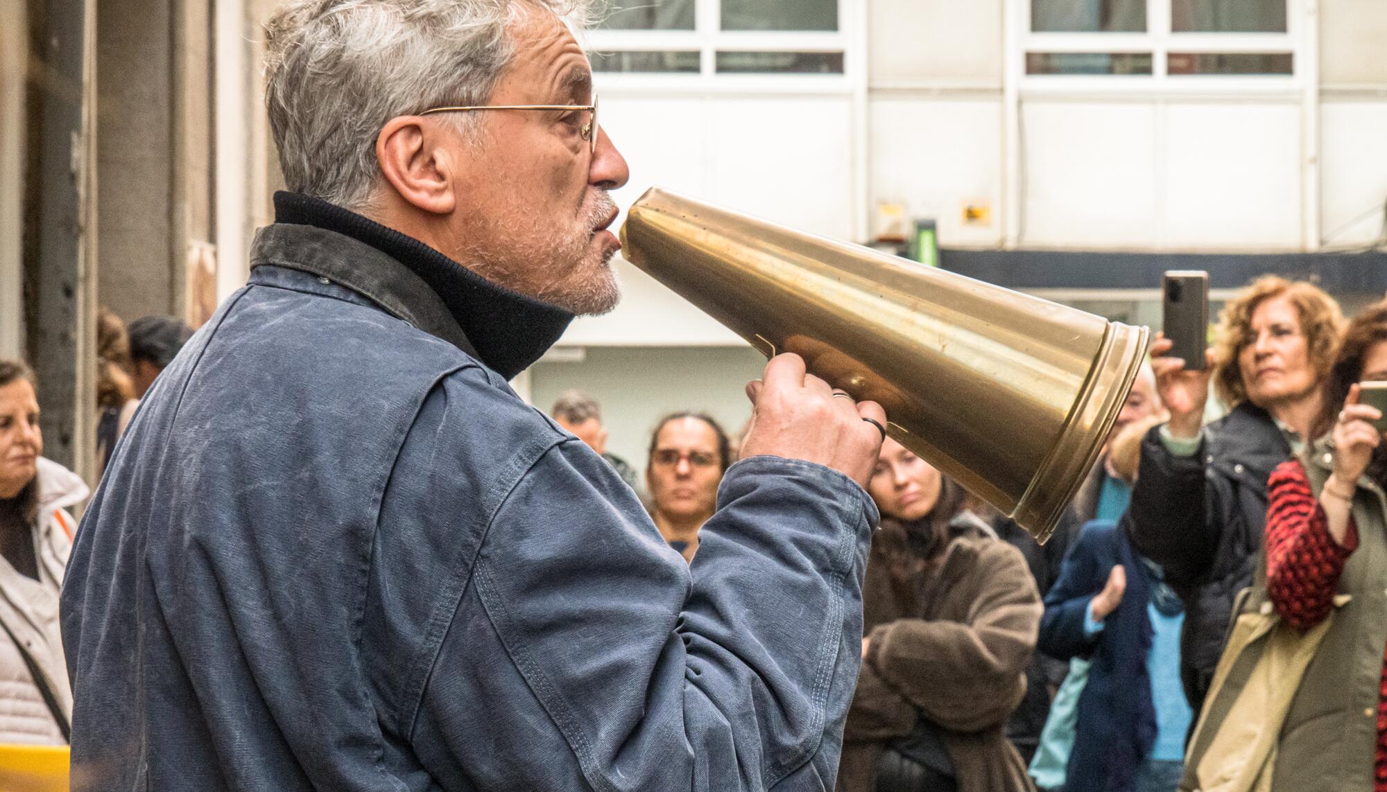 Manuel Rivas defendendo a conservación da obra de Urbano Lugrís na rúa dos Olmos da Coruña en xaneiro de 2023. Foto: Aurora Díaz.