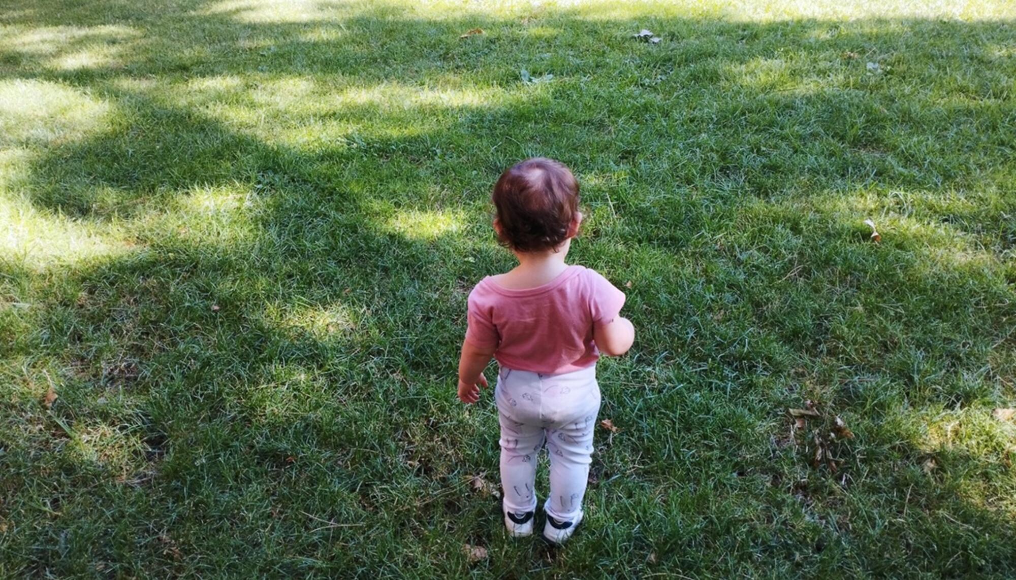 Niña jugando con sombras en el parque