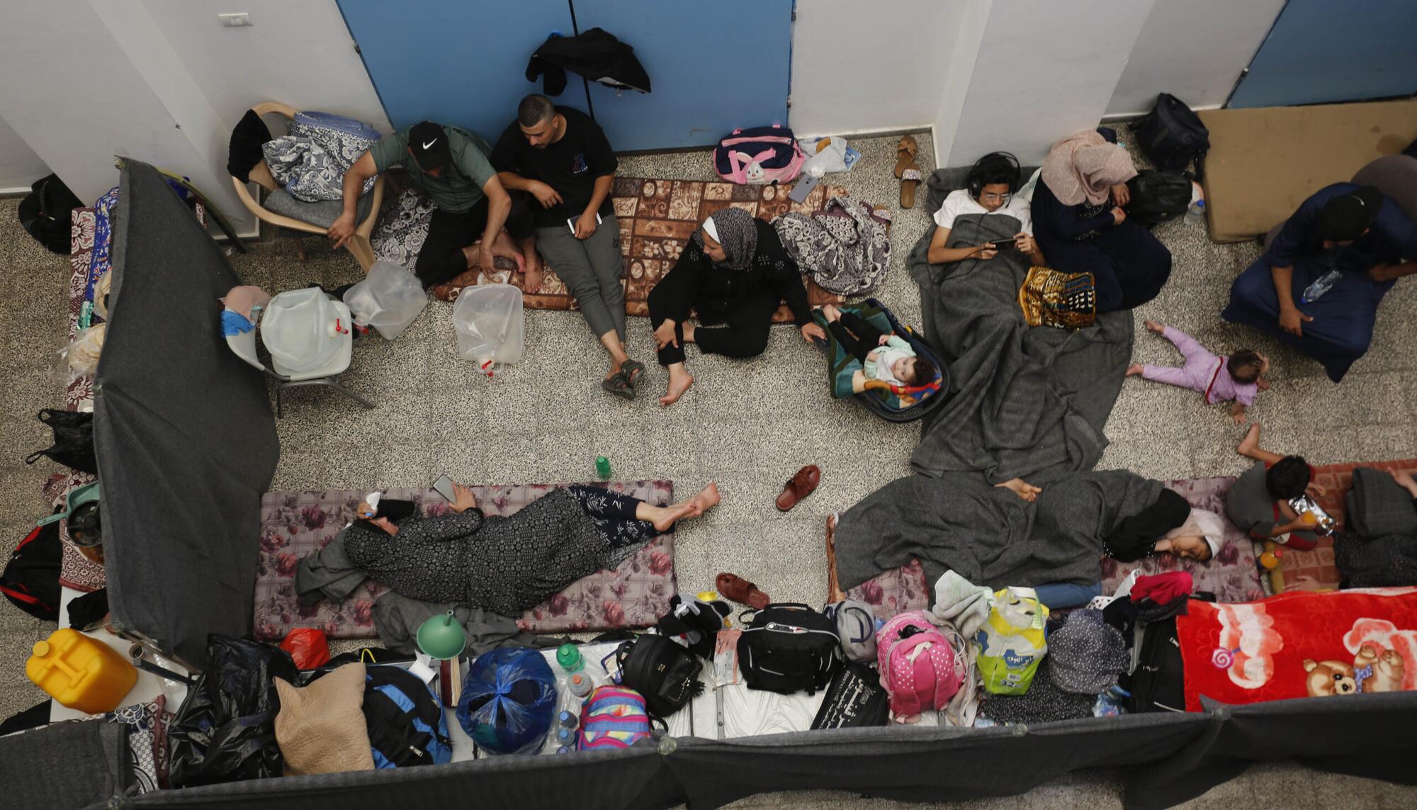 Palestinos buscan refugio en el centro de la UNRWA en Khan Younis, en Gaza. Foto: UNRWA 