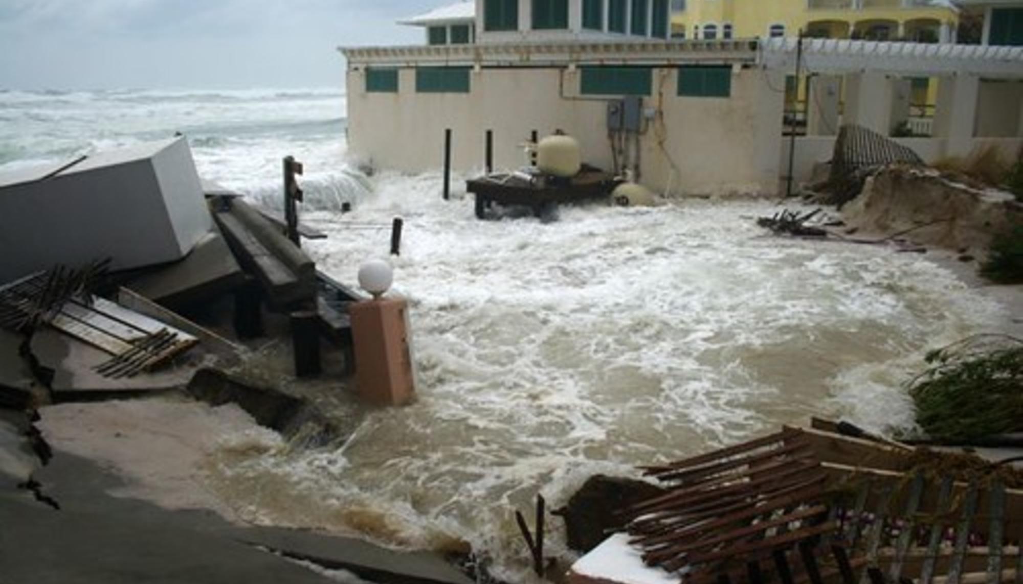 Las tormentas y aumento del nivel del mar representan un grave riesgo en las costas, incluyendo las centrales nucleares. Fuente: Beyond Nuclear