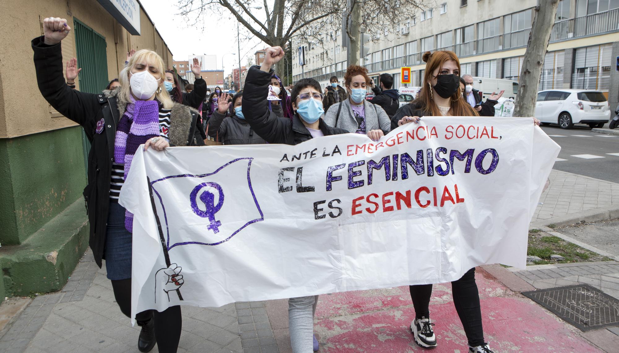 concentración frente al mural feminista vandalizado el 8M en Madrid - 1