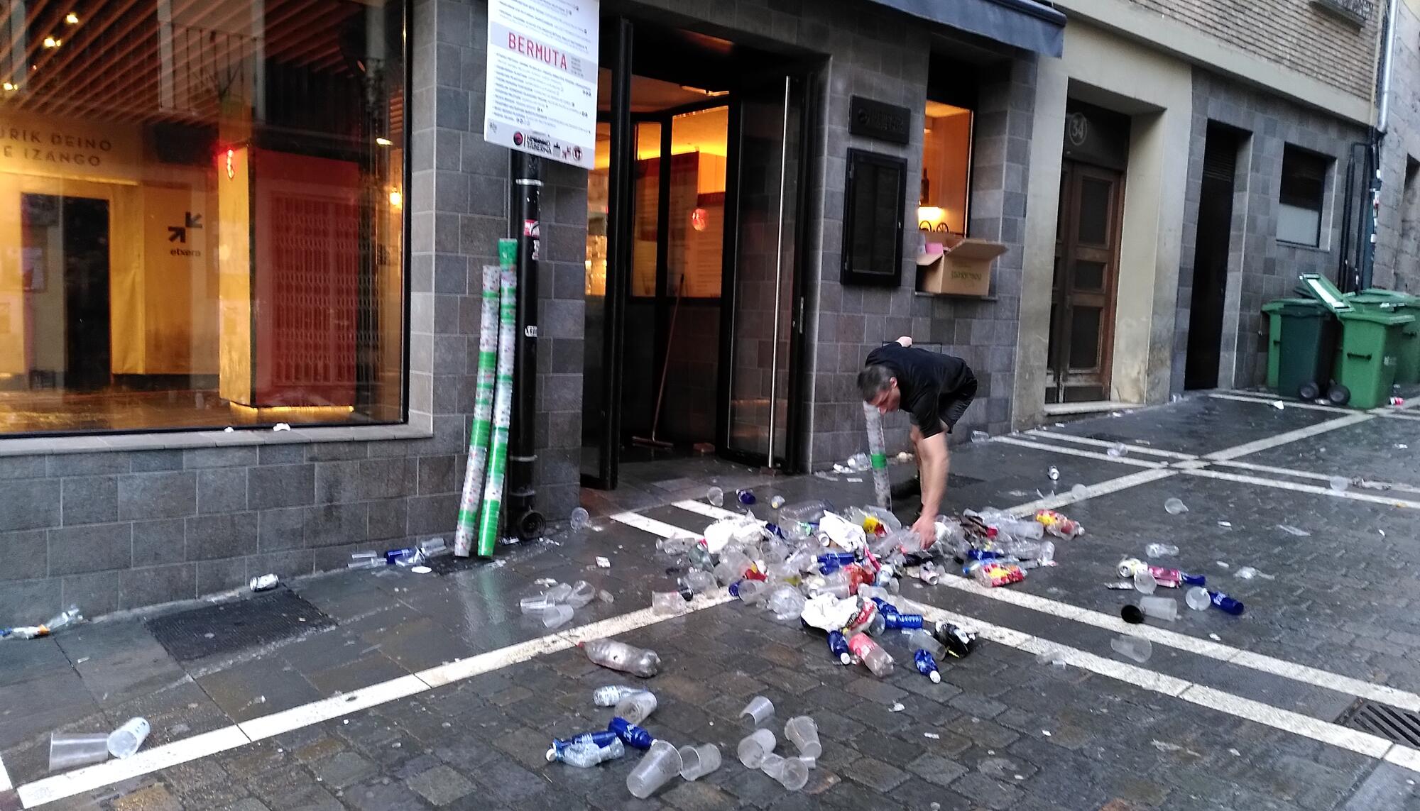 Calle con vasos de plástico tras las fiestas