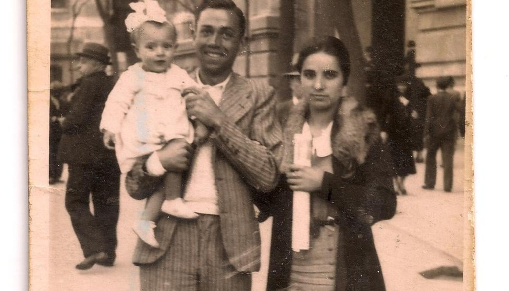 El poeta, Josefina y su hijo en brazos de Miguel