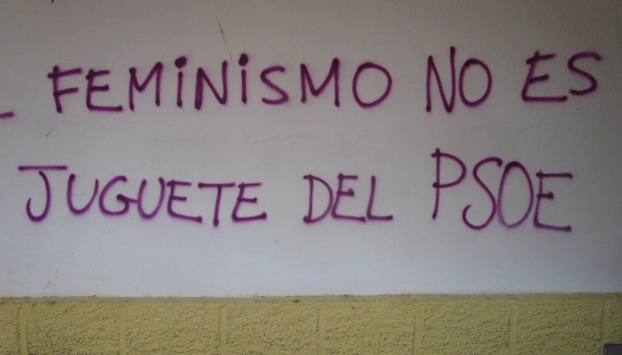 Pintada "el feminismo no es el juguete del PSOE"