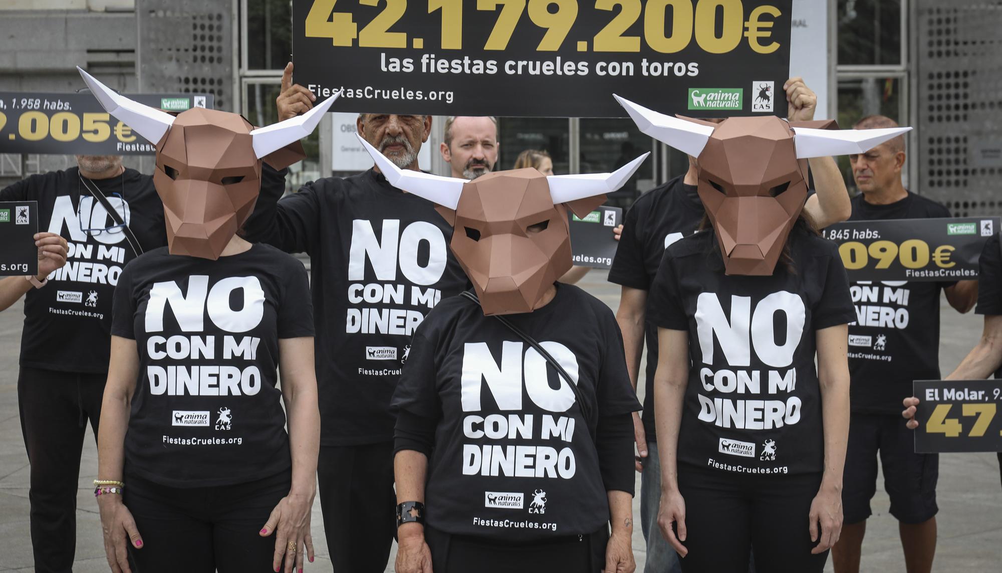 Concentración antitaurina frente al Ayuntamiento de Madrid - 2