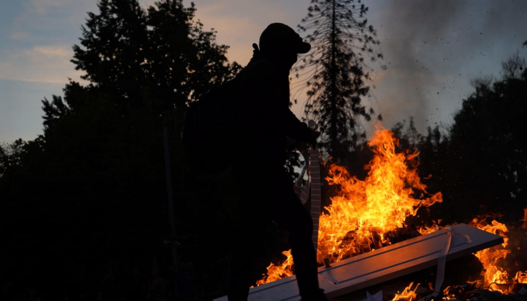 Haciendo fuego. Miguel Marceles. Chile. Revuelta octubre noviembre 2019