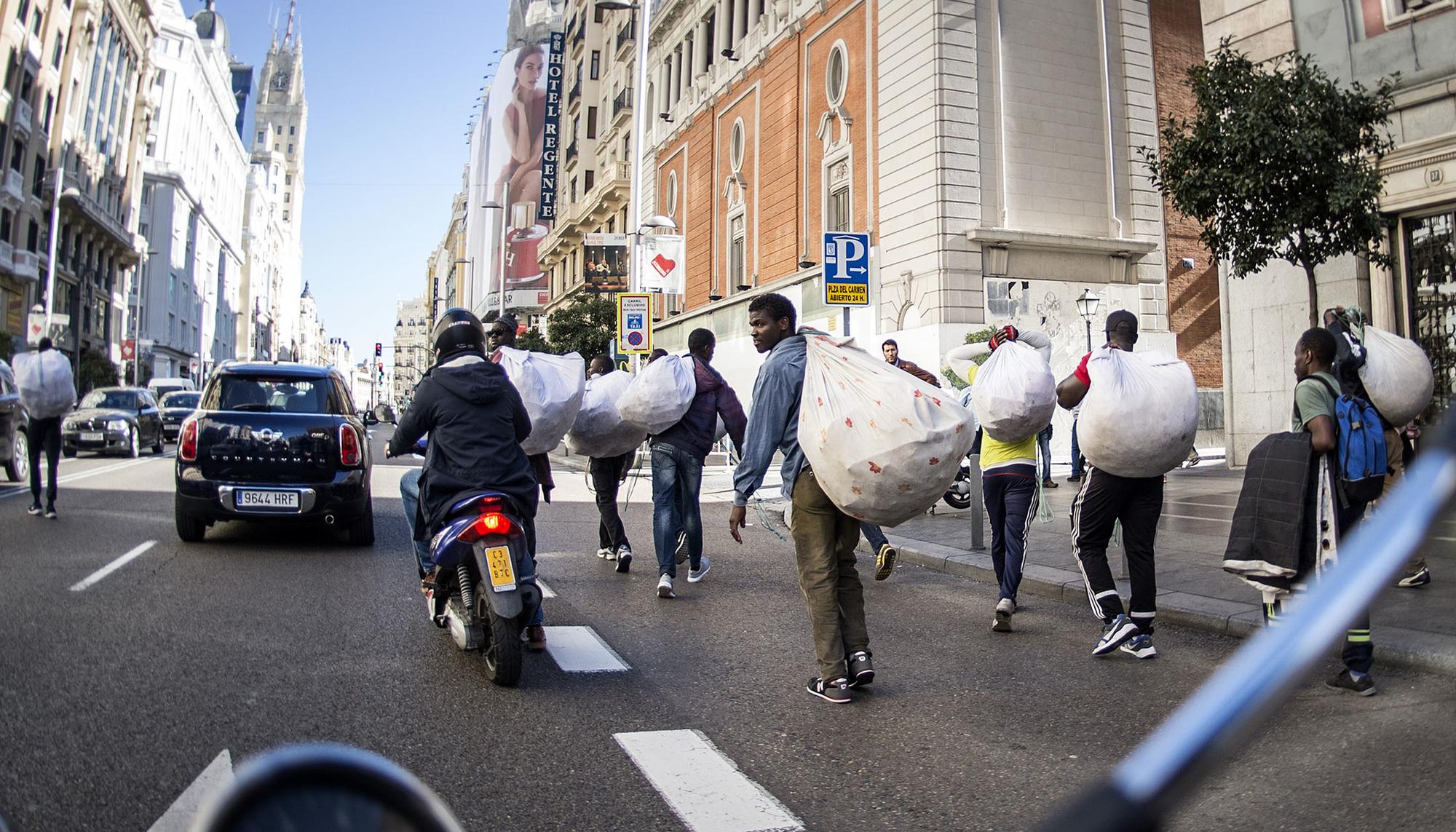 Manteros en la calle Gran Vía