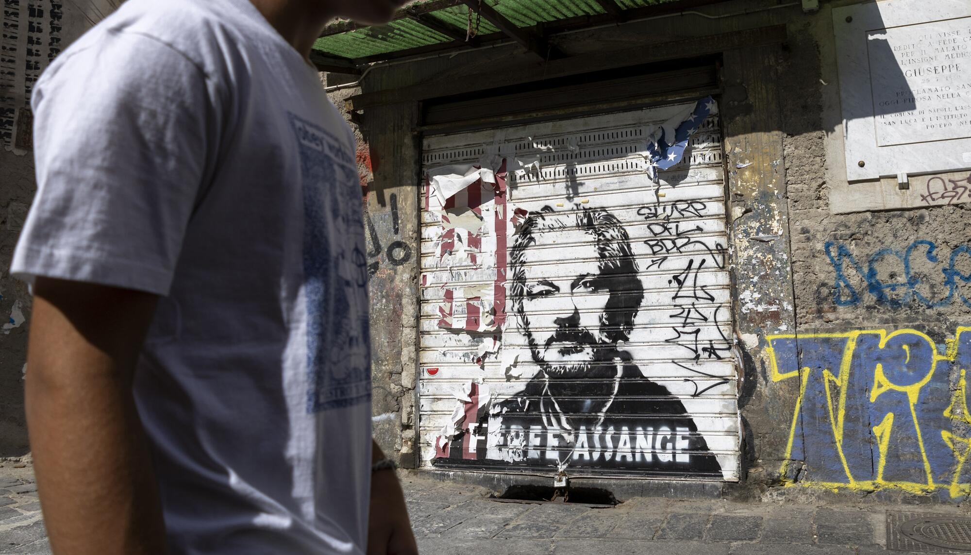 Grafitti Free Assange Nápoles