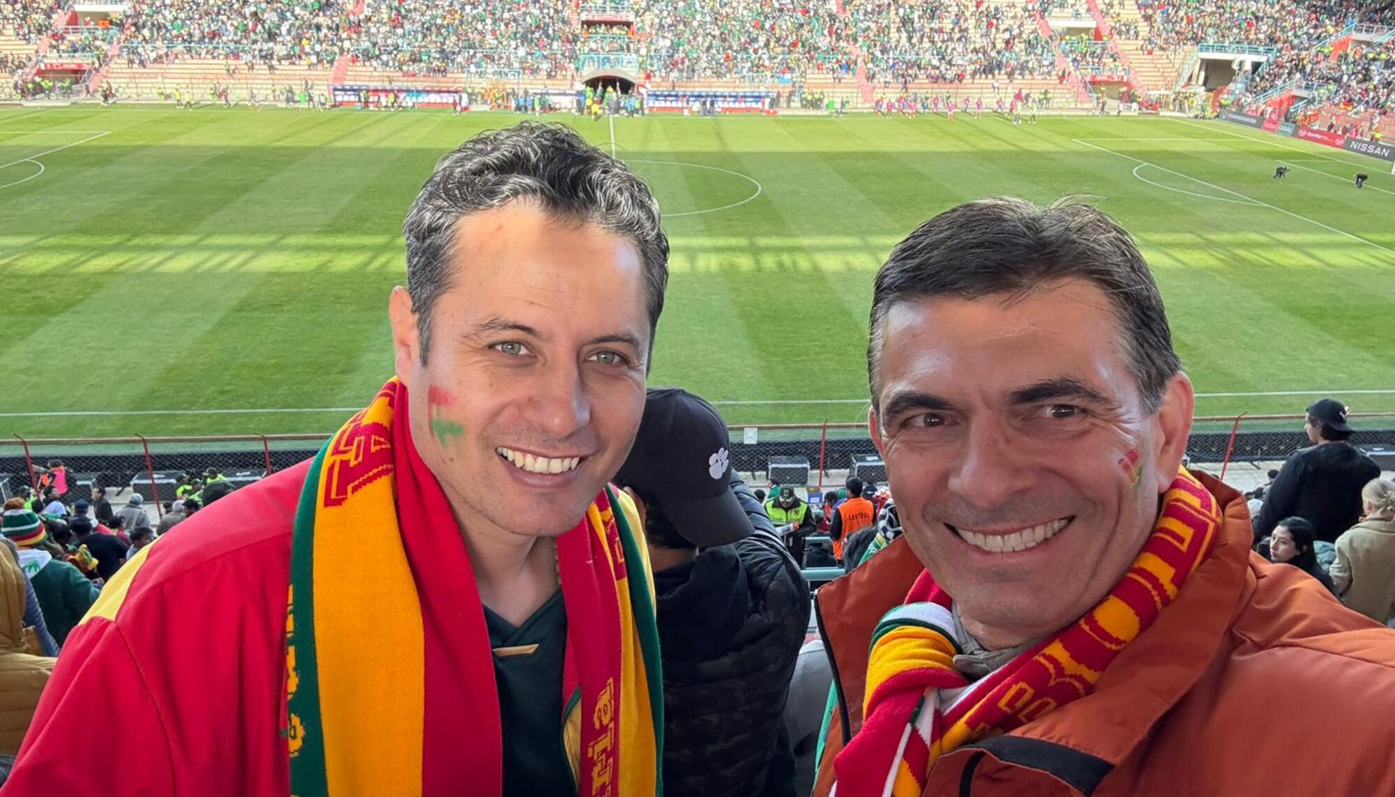 Edman Lara (izq) y Rodrigo Paz (dcha), vicepresidente y presidente electos, en un partido de Bolivia contra Chile en un estadio de la la ciudad de El Alto.