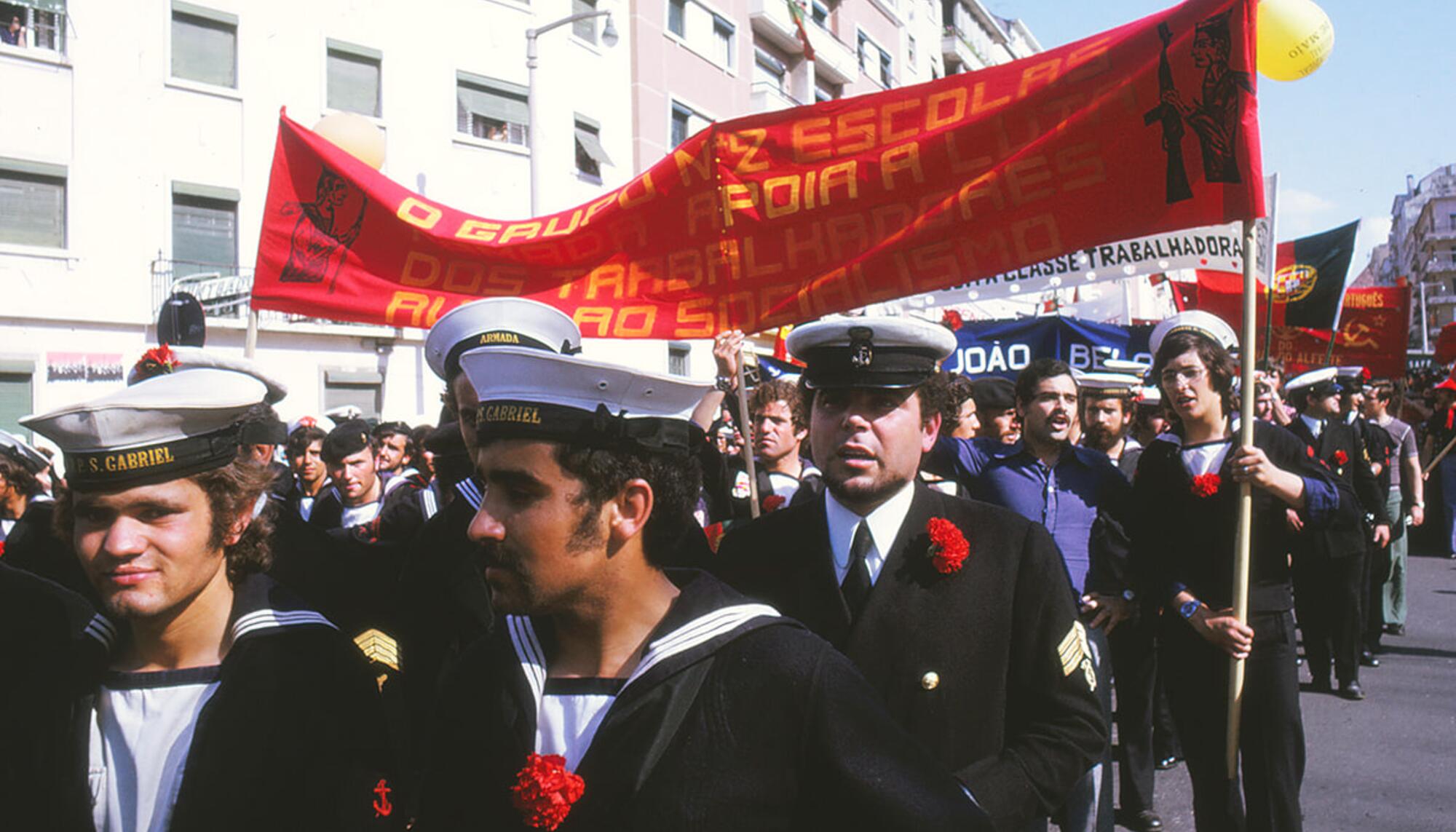 Marinería revolucionaria en Lisboa el 1º mayo de 1975.